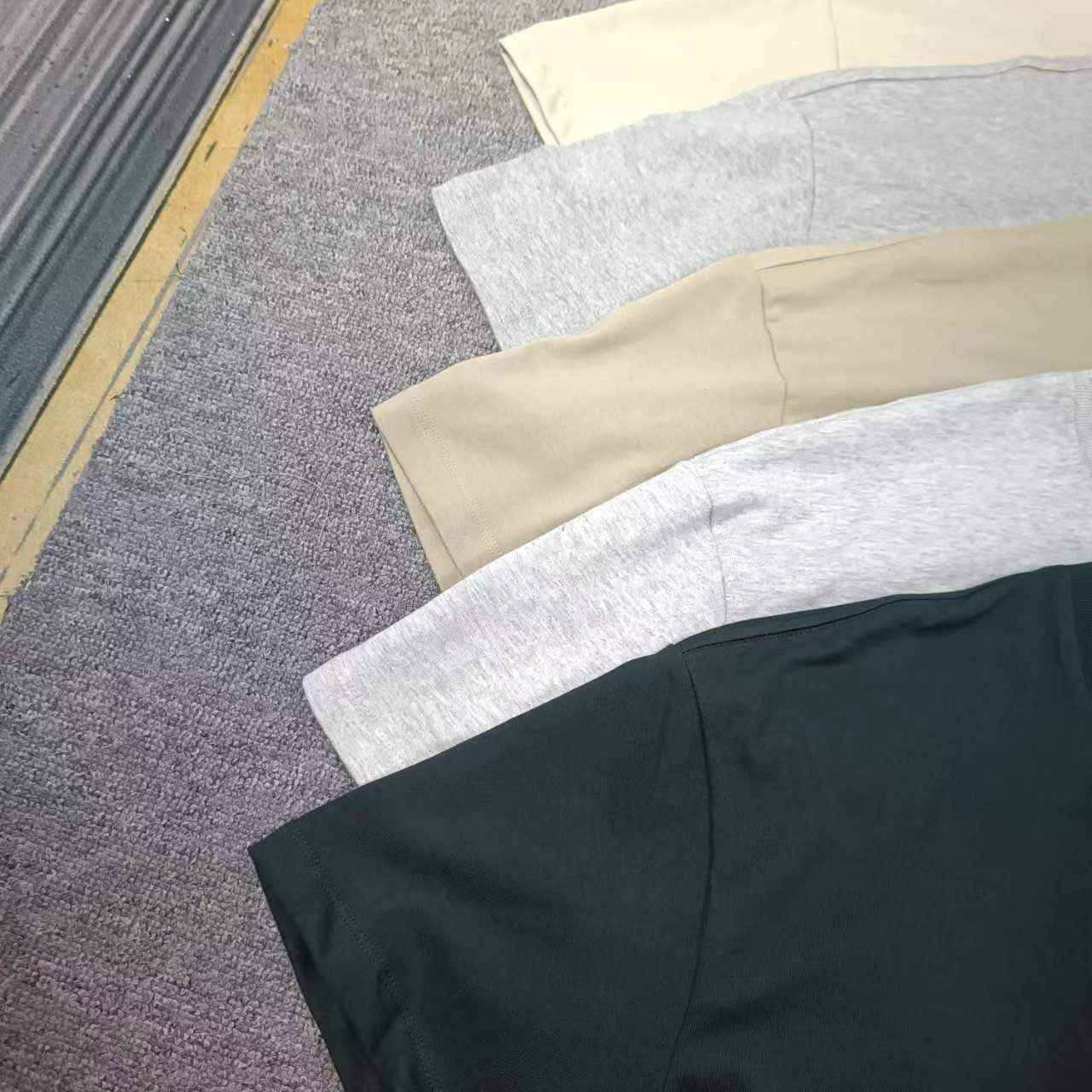 80💰顶级版本FEAR OF GOD FOG ESSENTIALS 3M反光,新款胸前小标反光纯棉男女情侣明星同款短袖
高品面料采用高端双纱爽滑棉!丝滑柔顺!不变形,不起球!
三道质检制规整 做工精致 ,上身舒适透气有质感。印花采用3M反光材质,反光效果极佳。
后背定制3D硅胶铭牌。
区别于中规中矩的短袖,他的设计让它可以行走在更多的场合,无论是运动还是商务,休闲还是正式,都可以完美的融合在当下的穿搭。纯棉的面料吸汗又柔软,非常适合春夏秋三个季节的穿着~百搭又好看的一件潮人单品,入手不亏!
颜色: 高级米
尺码:S-XL