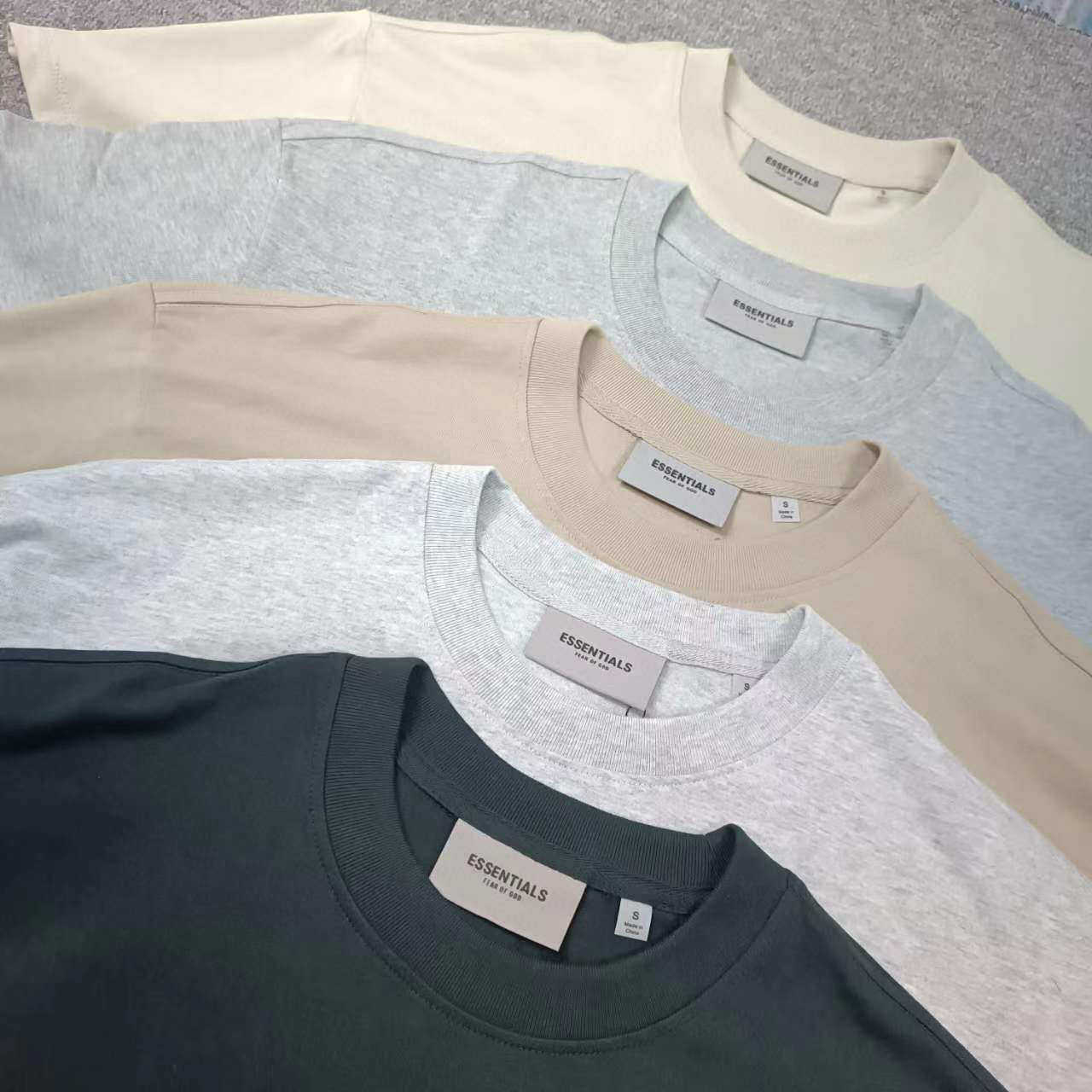 80💰顶级版本FEAR OF GOD FOG ESSENTIALS 3M反光,新款胸前小标反光纯棉男女情侣明星同款短袖
高品面料采用高端双纱爽滑棉!丝滑柔顺!不变形,不起球!
三道质检制规整 做工精致 ,上身舒适透气有质感。印花采用3M反光材质,反光效果极佳。
后背定制3D硅胶铭牌。
区别于中规中矩的短袖,他的设计让它可以行走在更多的场合,无论是运动还是商务,休闲还是正式,都可以完美的融合在当下的穿搭。纯棉的面料吸汗又柔软,非常适合春夏秋三个季节的穿着~百搭又好看的一件潮人单品,入手不亏!
颜色: 高级米
尺码:S-XL