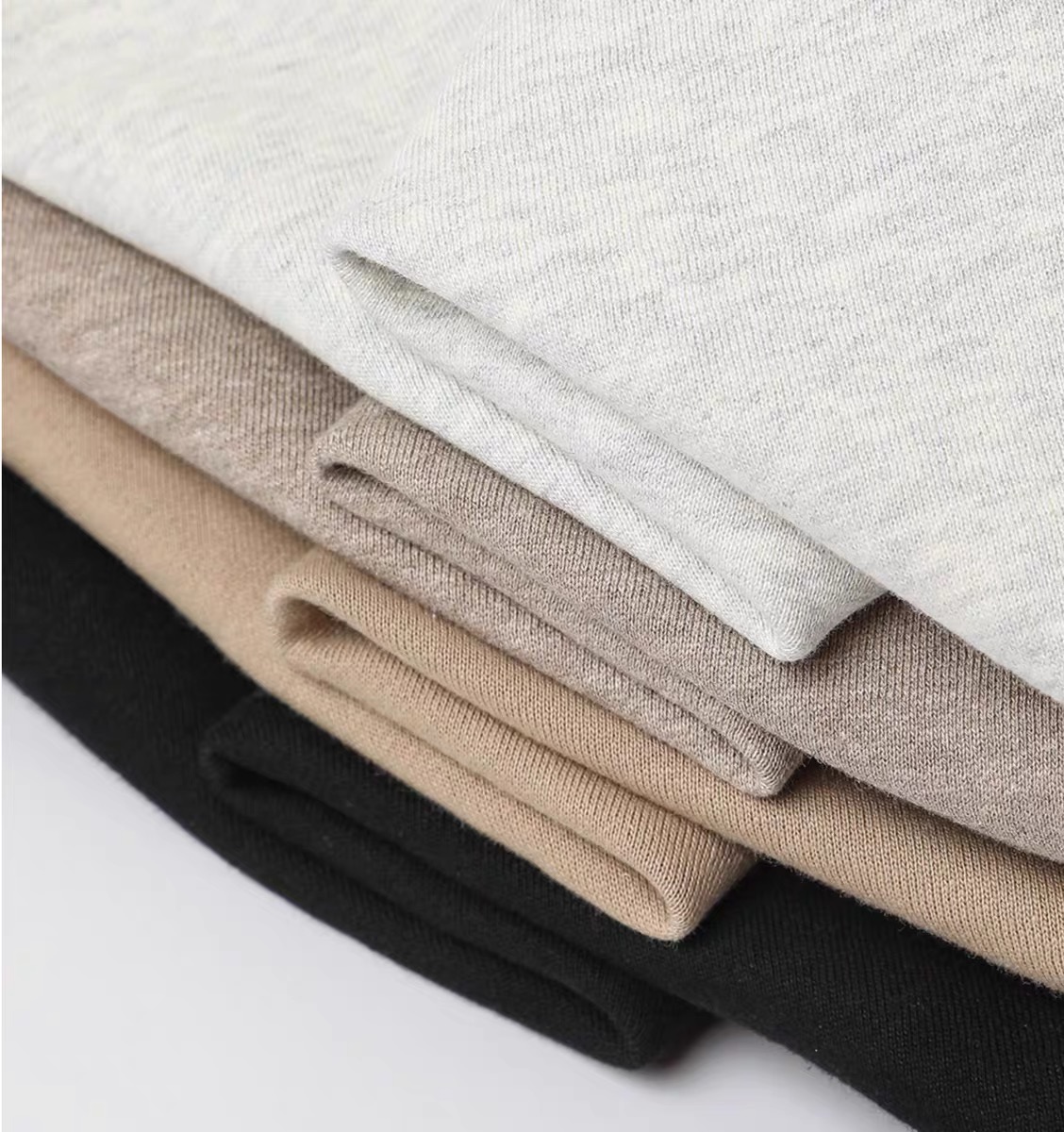 124💰顶级版本Fear of God Essentials FALL24 HOLIDAY系列 Fleece Hoodie 连帽简约硅胶字母舒适加绒字母卫衣 男女同款
高品面料采用高端460克面料!丝滑柔顺!不变形,不起球!
三道质检制规整 做工精致 ,上身舒适透气有质感。
后背定制3D硅胶铭牌。
区别于中规中矩的卫衣,他的设计让它可以行走在更多的场合,无论是运动还是商务,休闲还是正式,都可以完美的融合在当下的穿搭。纯棉的面料吸汗又柔软,非常适合春秋季节的穿着~百搭又好看的一件潮人单品,入手不亏!
颜色:深雾灰 浅雾灰 陨石黑 漠金棕
尺码:S-XL
