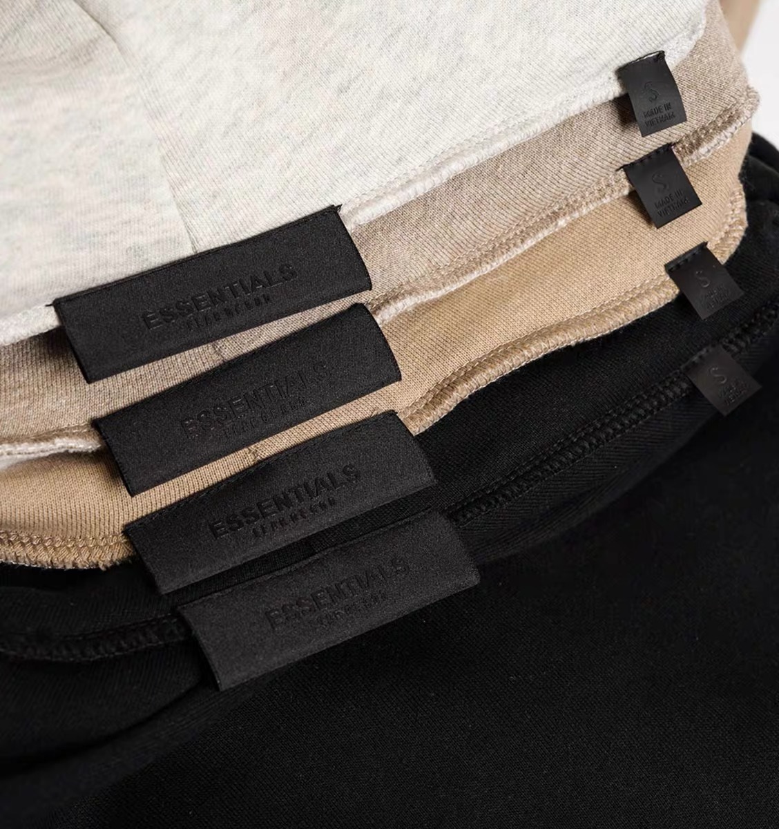 124💰顶级版本Fear of God Essentials FALL24 HOLIDAY系列 Fleece Hoodie 连帽简约硅胶字母舒适加绒字母卫衣 男女同款
高品面料采用高端460克面料!丝滑柔顺!不变形,不起球!
三道质检制规整 做工精致 ,上身舒适透气有质感。
后背定制3D硅胶铭牌。
区别于中规中矩的卫衣,他的设计让它可以行走在更多的场合,无论是运动还是商务,休闲还是正式,都可以完美的融合在当下的穿搭。纯棉的面料吸汗又柔软,非常适合春秋季节的穿着~百搭又好看的一件潮人单品,入手不亏!
颜色:深雾灰 浅雾灰 陨石黑 漠金棕
尺码:S-XL