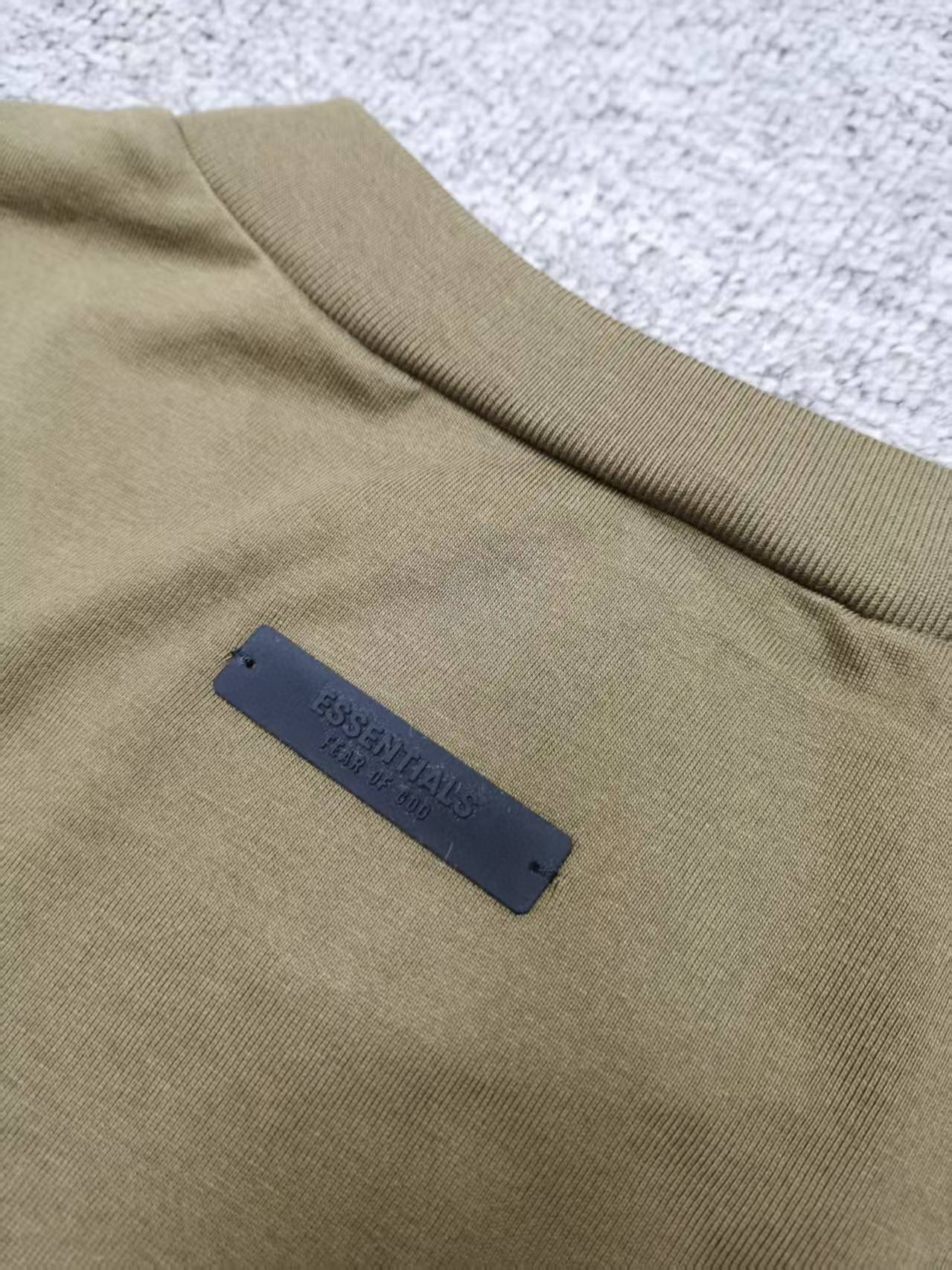 83💰全套对版Fear of God Essentials Fall24 BACK TO SCHOOL系列 Womens Tri-Blend Crewneck Tee 字母印花圆领宽松短款短袖T恤 男女同款
高品面料采用高端260克面料!丝滑柔顺!不变形,不起球!
三道质检制规整 做工精致 ,上身舒适透气有质感。
后背定制3D硅胶铭牌。
区别于中规中矩的卫衣,他的设计让它可以行走在更多的场合,无论是运动还是商务,休闲还是正式,都可以完美的融合在当下的穿搭。纯棉的面料吸汗又柔软,非常适合春秋季节的穿着~百搭又好看的一件潮人单品,入手不亏!
颜色:曜石黑 燕麦灰 象牙白 长青绿 橄榄绿
尺码XS-XL