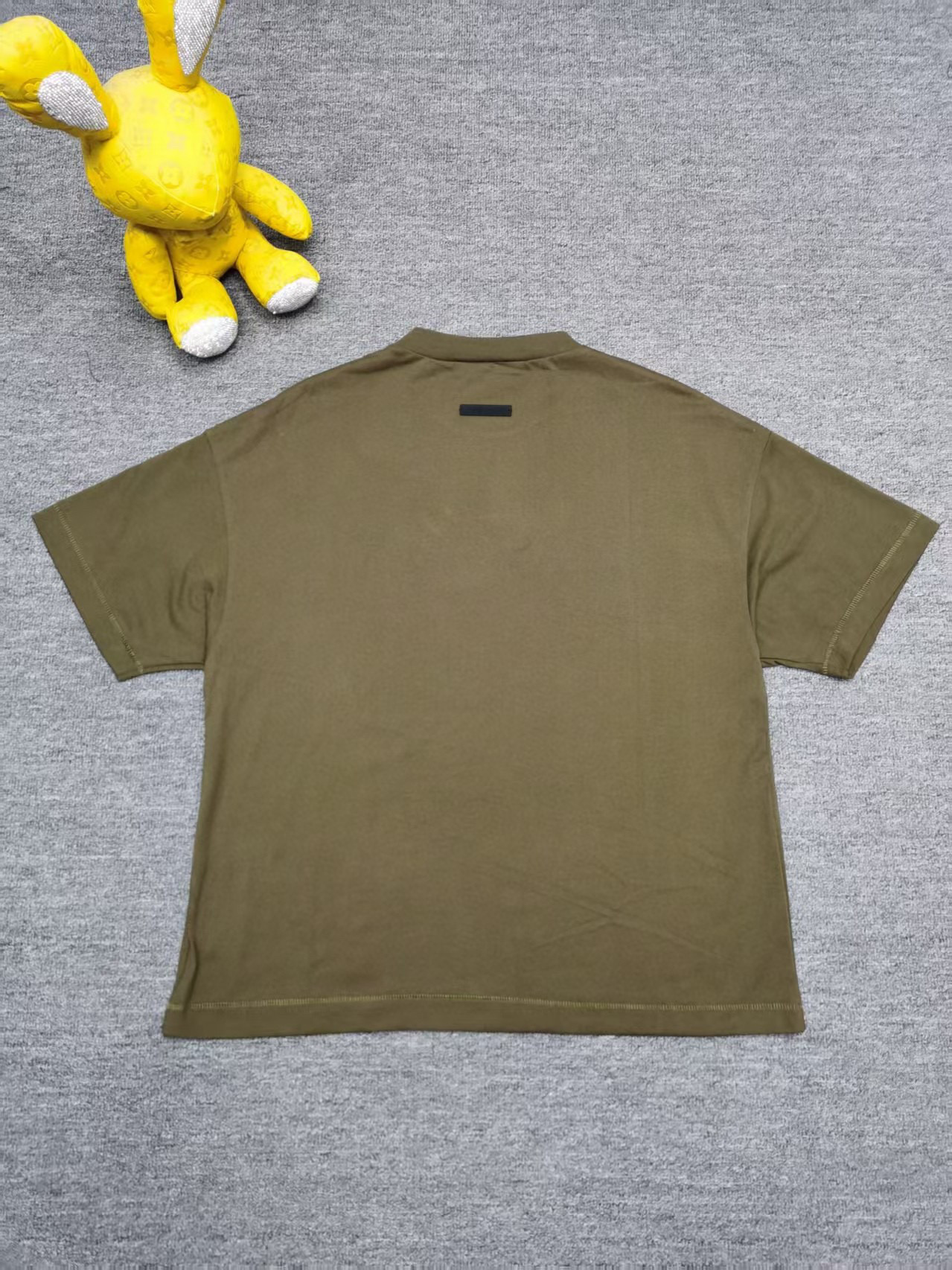 83💰全套对版Fear of God Essentials Fall24 BACK TO SCHOOL系列 Womens Tri-Blend Crewneck Tee 字母印花圆领宽松短款短袖T恤 男女同款
高品面料采用高端260克面料!丝滑柔顺!不变形,不起球!
三道质检制规整 做工精致 ,上身舒适透气有质感。
后背定制3D硅胶铭牌。
区别于中规中矩的卫衣,他的设计让它可以行走在更多的场合,无论是运动还是商务,休闲还是正式,都可以完美的融合在当下的穿搭。纯棉的面料吸汗又柔软,非常适合春秋季节的穿着~百搭又好看的一件潮人单品,入手不亏!
颜色:曜石黑 燕麦灰 象牙白 长青绿 橄榄绿
尺码XS-XL
