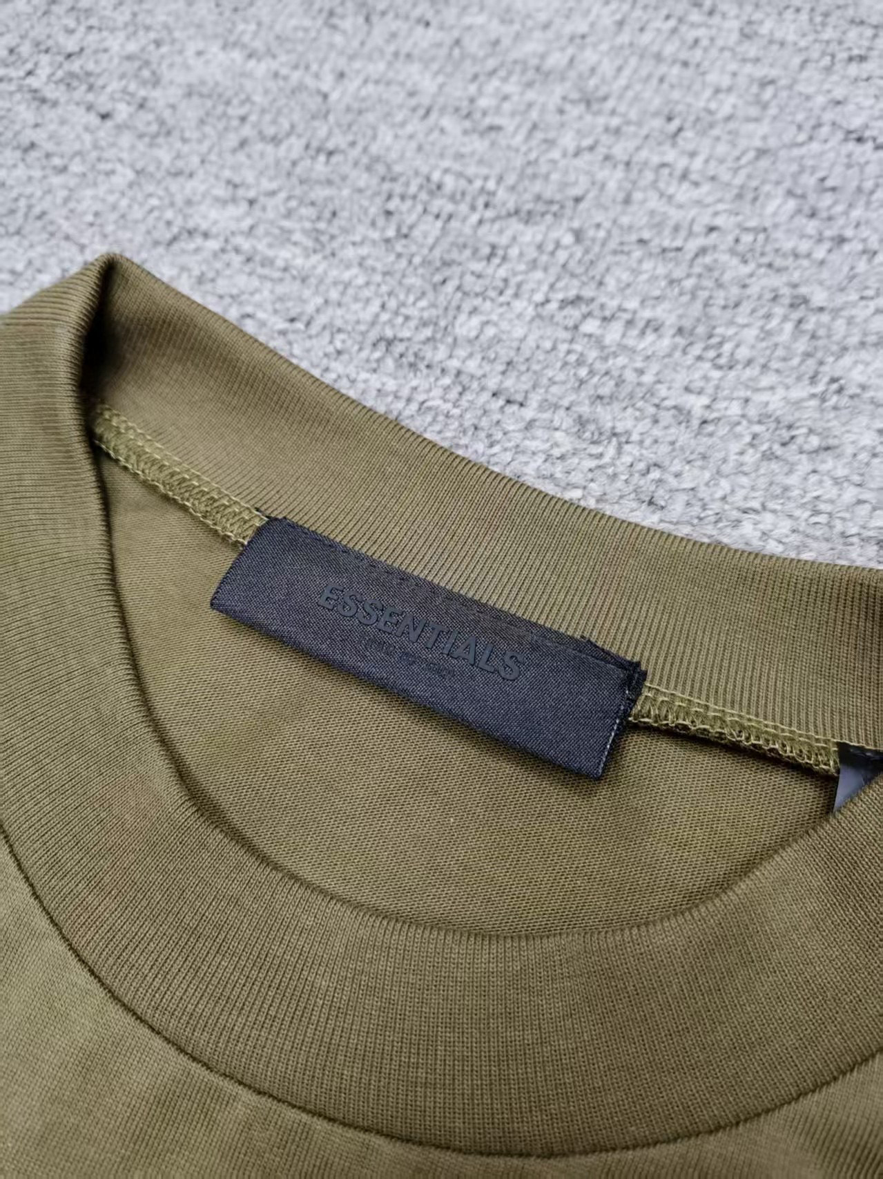 83💰全套对版Fear of God Essentials Fall24 BACK TO SCHOOL系列 Womens Tri-Blend Crewneck Tee 字母印花圆领宽松短款短袖T恤 男女同款
高品面料采用高端260克面料!丝滑柔顺!不变形,不起球!
三道质检制规整 做工精致 ,上身舒适透气有质感。
后背定制3D硅胶铭牌。
区别于中规中矩的卫衣,他的设计让它可以行走在更多的场合,无论是运动还是商务,休闲还是正式,都可以完美的融合在当下的穿搭。纯棉的面料吸汗又柔软,非常适合春秋季节的穿着~百搭又好看的一件潮人单品,入手不亏!
颜色:曜石黑 燕麦灰 象牙白 长青绿 橄榄绿
尺码XS-XL