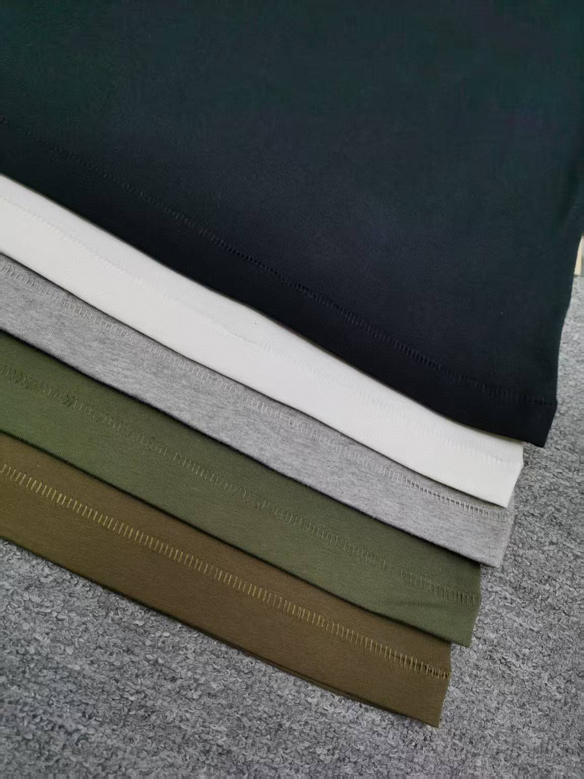 83💰全套对版Fear of God Essentials Fall24 BACK TO SCHOOL系列 Womens Tri-Blend Crewneck Tee 字母印花圆领宽松短款短袖T恤 男女同款
高品面料采用高端260克面料!丝滑柔顺!不变形,不起球!
三道质检制规整 做工精致 ,上身舒适透气有质感。
后背定制3D硅胶铭牌。
区别于中规中矩的卫衣,他的设计让它可以行走在更多的场合,无论是运动还是商务,休闲还是正式,都可以完美的融合在当下的穿搭。纯棉的面料吸汗又柔软,非常适合春秋季节的穿着~百搭又好看的一件潮人单品,入手不亏!
颜色:曜石黑 燕麦灰 象牙白 长青绿 橄榄绿
尺码XS-XL