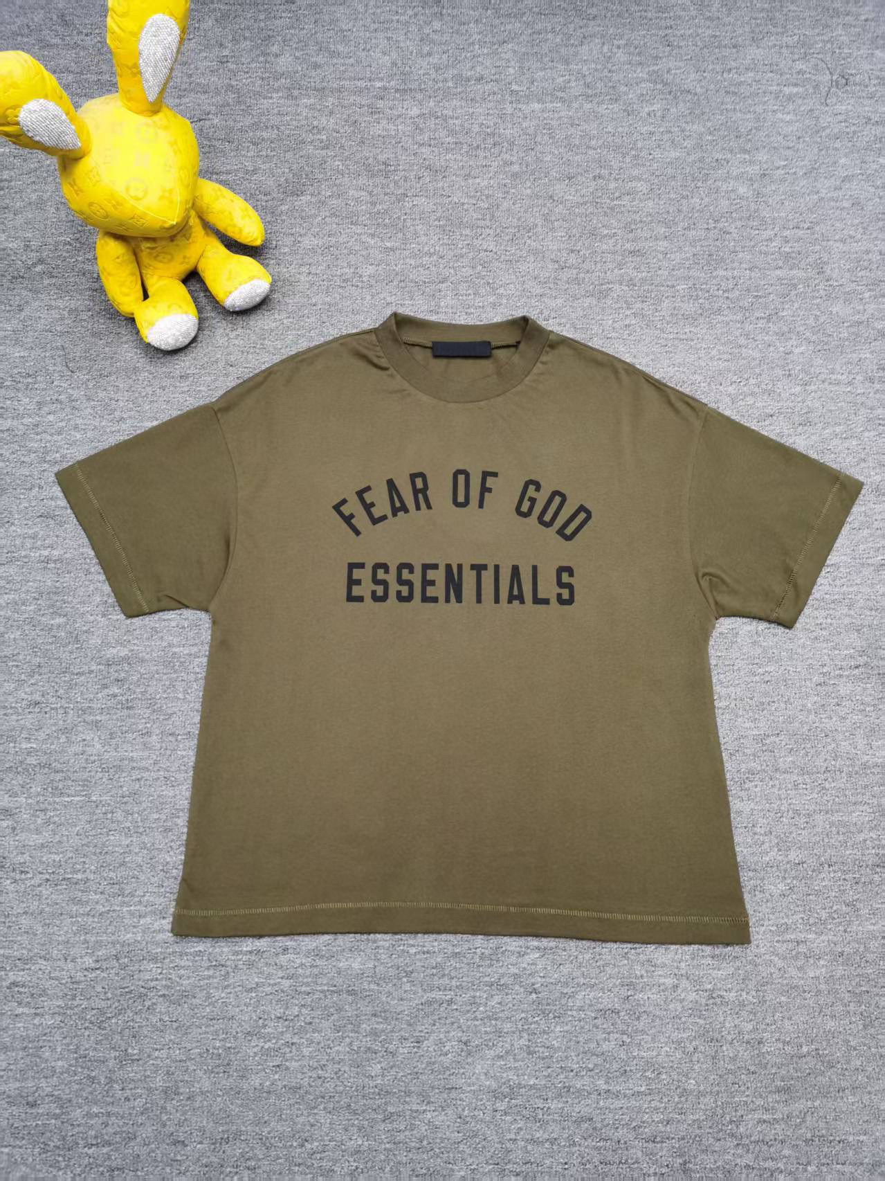 83💰全套对版Fear of God Essentials Fall24 BACK TO SCHOOL系列 Womens Tri-Blend Crewneck Tee 字母印花圆领宽松短款短袖T恤 男女同款
高品面料采用高端260克面料!丝滑柔顺!不变形,不起球!
三道质检制规整 做工精致 ,上身舒适透气有质感。
后背定制3D硅胶铭牌。
区别于中规中矩的卫衣,他的设计让它可以行走在更多的场合,无论是运动还是商务,休闲还是正式,都可以完美的融合在当下的穿搭。纯棉的面料吸汗又柔软,非常适合春秋季节的穿着~百搭又好看的一件潮人单品,入手不亏!
颜色:曜石黑 燕麦灰 象牙白 长青绿 橄榄绿
尺码XS-XL