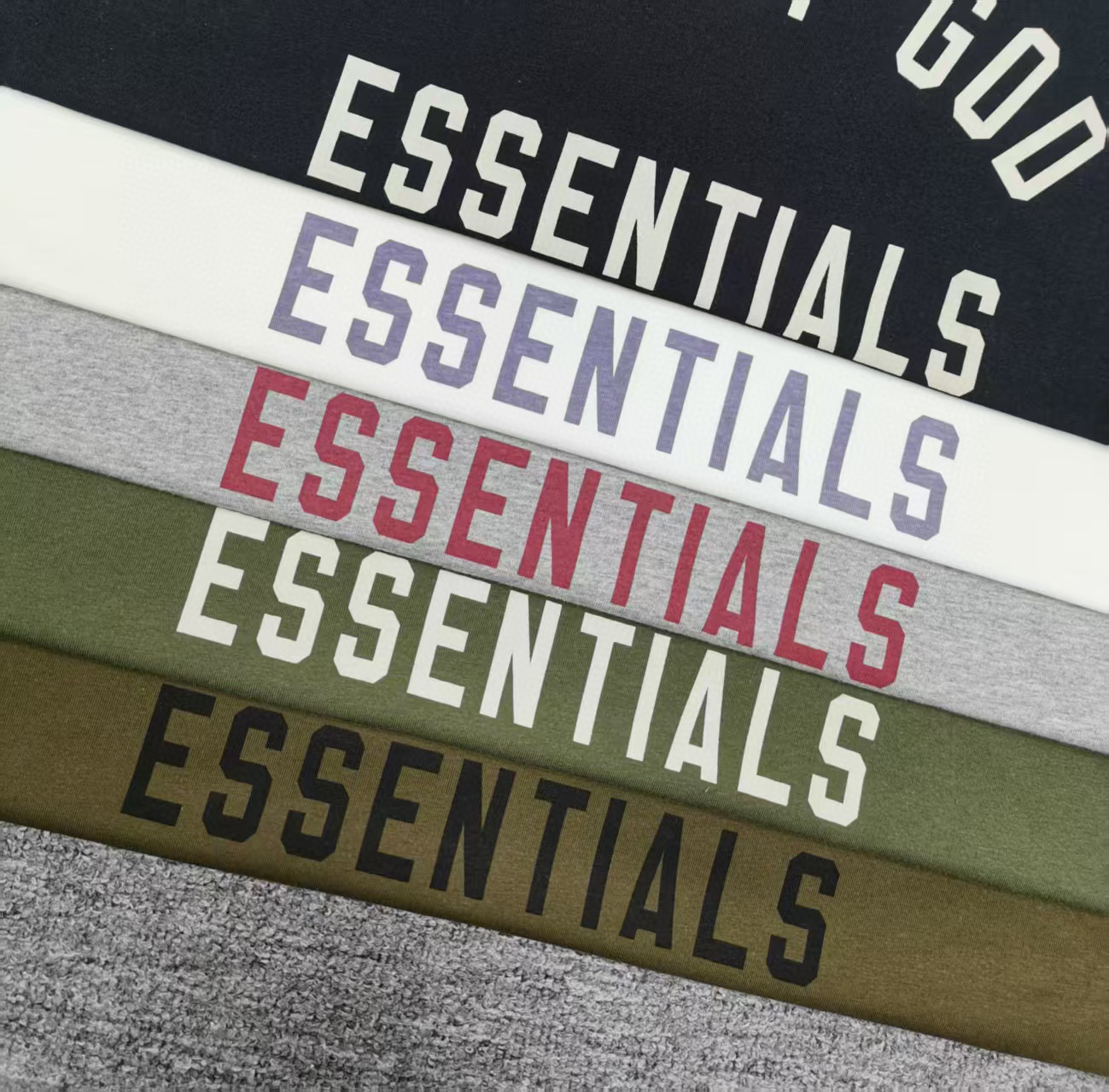 83💰全套对版Fear of God Essentials Fall24 BACK TO SCHOOL系列 Womens Tri-Blend Crewneck Tee 字母印花圆领宽松短款短袖T恤 男女同款
高品面料采用高端260克面料!丝滑柔顺!不变形,不起球!
三道质检制规整 做工精致 ,上身舒适透气有质感。
后背定制3D硅胶铭牌。
区别于中规中矩的卫衣,他的设计让它可以行走在更多的场合,无论是运动还是商务,休闲还是正式,都可以完美的融合在当下的穿搭。纯棉的面料吸汗又柔软,非常适合春秋季节的穿着~百搭又好看的一件潮人单品,入手不亏!
颜色:曜石黑 燕麦灰 象牙白 长青绿 橄榄绿
尺码XS-XL