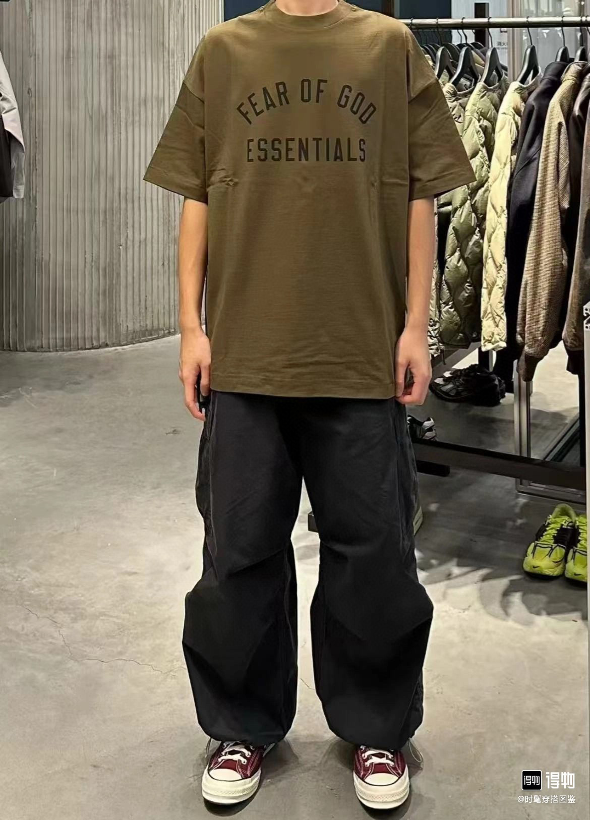 🎀爆款模特图🎀83💰全套对版Fear of God Essentials Fall24 BACK TO SCHOOL系列 Womens Tri-Blend Crewneck Tee 字母印花圆领宽松短款短袖T恤 男女同款
高品面料采用高端260克面料!丝滑柔顺!不变形,不起球!
三道质检制规整 做工精致 ,上身舒适透气有质感。
后背定制3D硅胶铭牌。
区别于中规中矩的卫衣,他的设计让它可以行走在更多的场合,无论是运动还是商务,休闲还是正式,都可以完美的融合在当下的穿搭。纯棉的面料吸汗又柔软,非常适合春秋季节的穿着~百搭又好看的一件潮人单品,入手不亏!
颜色:曜石黑 燕麦灰 象牙白 长青绿 橄榄绿
尺码XS-XL