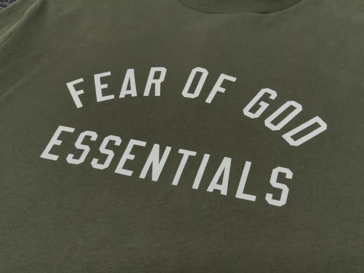 83💰全套对版Fear of God Essentials Fall24 BACK TO SCHOOL系列 Womens Tri-Blend Crewneck Tee 字母印花圆领宽松短款短袖T恤 男女同款
高品面料采用高端260克面料!丝滑柔顺!不变形,不起球!
三道质检制规整 做工精致 ,上身舒适透气有质感。
后背定制3D硅胶铭牌。
区别于中规中矩的卫衣,他的设计让它可以行走在更多的场合,无论是运动还是商务,休闲还是正式,都可以完美的融合在当下的穿搭。纯棉的面料吸汗又柔软,非常适合春秋季节的穿着~百搭又好看的一件潮人单品,入手不亏!
颜色:曜石黑 燕麦灰 象牙白 长青绿 橄榄绿
尺码XS-XL
