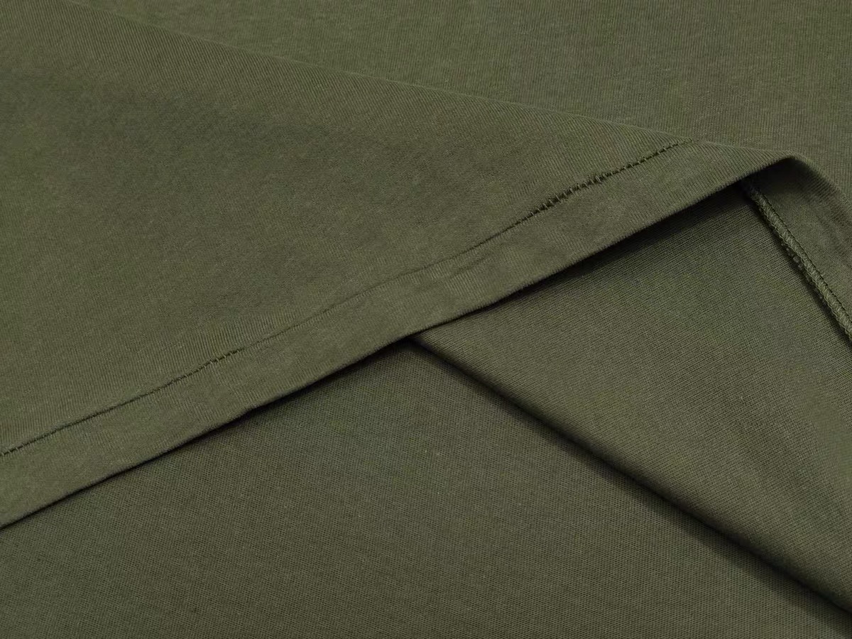83💰全套对版Fear of God Essentials Fall24 BACK TO SCHOOL系列 Womens Tri-Blend Crewneck Tee 字母印花圆领宽松短款短袖T恤 男女同款
高品面料采用高端260克面料!丝滑柔顺!不变形,不起球!
三道质检制规整 做工精致 ,上身舒适透气有质感。
后背定制3D硅胶铭牌。
区别于中规中矩的卫衣,他的设计让它可以行走在更多的场合,无论是运动还是商务,休闲还是正式,都可以完美的融合在当下的穿搭。纯棉的面料吸汗又柔软,非常适合春秋季节的穿着~百搭又好看的一件潮人单品,入手不亏!
颜色:曜石黑 燕麦灰 象牙白 长青绿 橄榄绿
尺码XS-XL