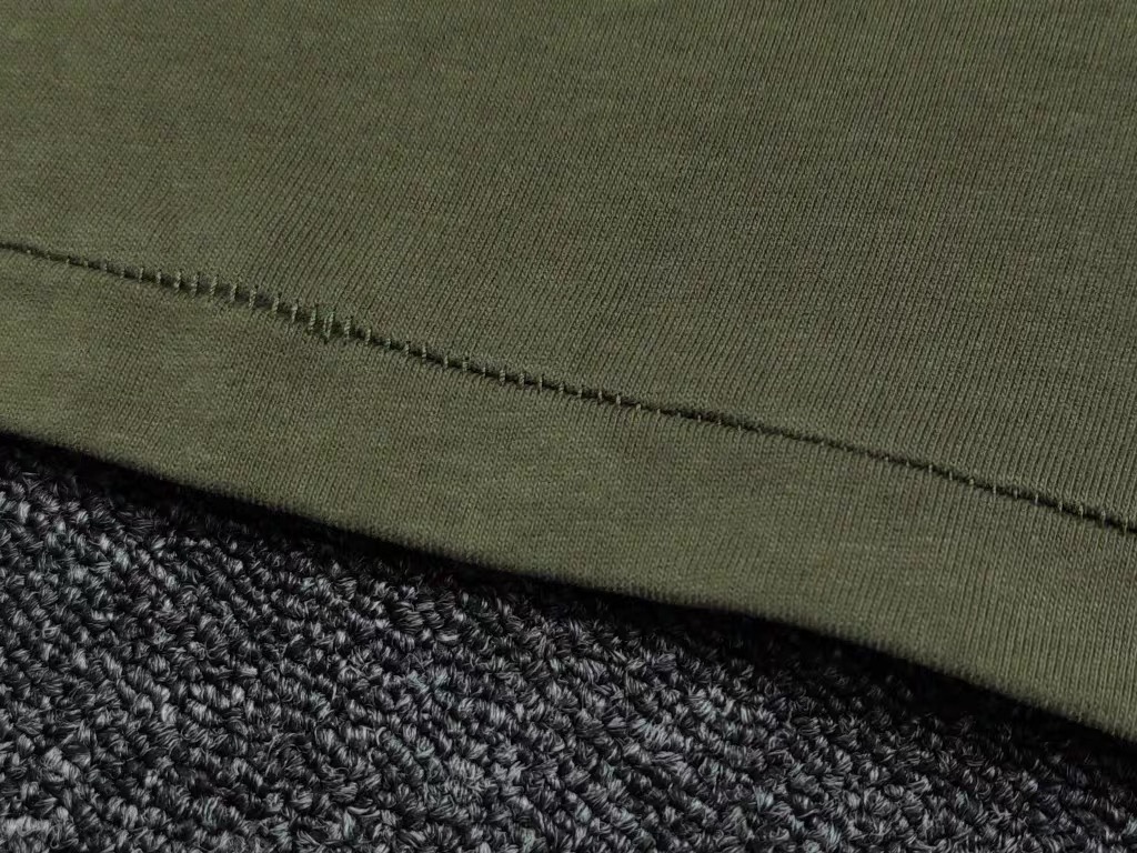 83💰全套对版Fear of God Essentials Fall24 BACK TO SCHOOL系列 Womens Tri-Blend Crewneck Tee 字母印花圆领宽松短款短袖T恤 男女同款
高品面料采用高端260克面料!丝滑柔顺!不变形,不起球!
三道质检制规整 做工精致 ,上身舒适透气有质感。
后背定制3D硅胶铭牌。
区别于中规中矩的卫衣,他的设计让它可以行走在更多的场合,无论是运动还是商务,休闲还是正式,都可以完美的融合在当下的穿搭。纯棉的面料吸汗又柔软,非常适合春秋季节的穿着~百搭又好看的一件潮人单品,入手不亏!
颜色:曜石黑 燕麦灰 象牙白 长青绿 橄榄绿
尺码XS-XL