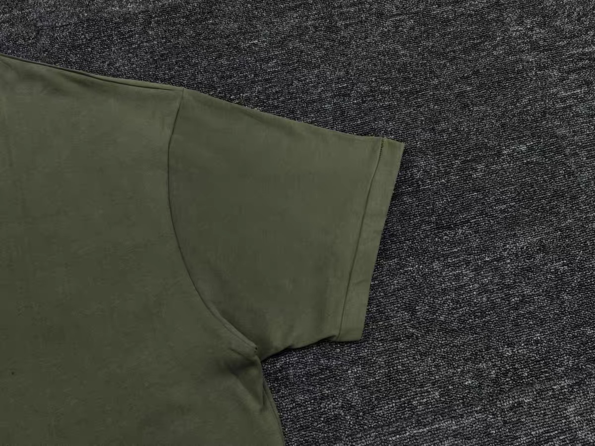 83💰全套对版Fear of God Essentials Fall24 BACK TO SCHOOL系列 Womens Tri-Blend Crewneck Tee 字母印花圆领宽松短款短袖T恤 男女同款
高品面料采用高端260克面料!丝滑柔顺!不变形,不起球!
三道质检制规整 做工精致 ,上身舒适透气有质感。
后背定制3D硅胶铭牌。
区别于中规中矩的卫衣,他的设计让它可以行走在更多的场合,无论是运动还是商务,休闲还是正式,都可以完美的融合在当下的穿搭。纯棉的面料吸汗又柔软,非常适合春秋季节的穿着~百搭又好看的一件潮人单品,入手不亏!
颜色:曜石黑 燕麦灰 象牙白 长青绿 橄榄绿
尺码XS-XL