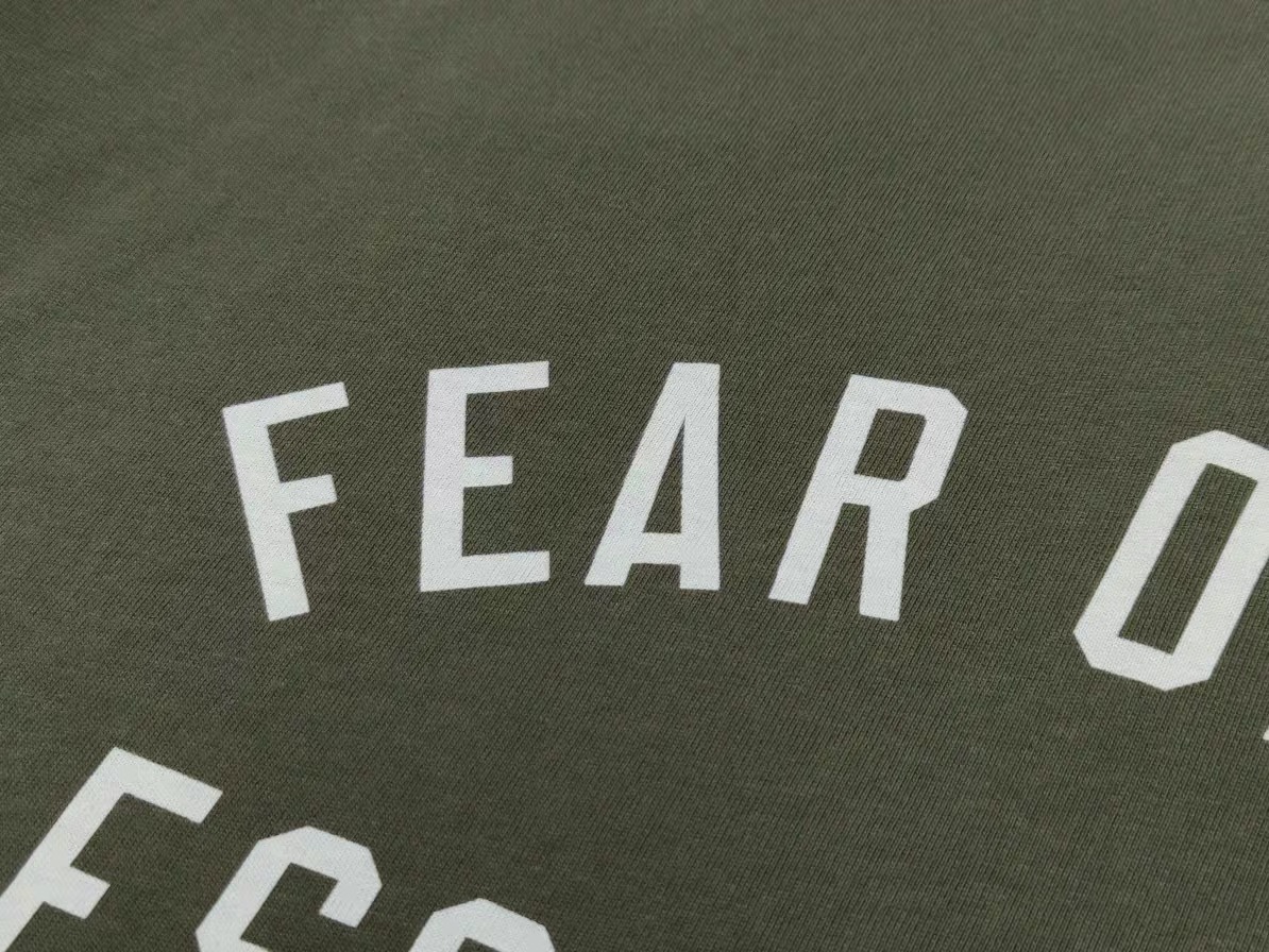 83💰全套对版Fear of God Essentials Fall24 BACK TO SCHOOL系列 Womens Tri-Blend Crewneck Tee 字母印花圆领宽松短款短袖T恤 男女同款
高品面料采用高端260克面料!丝滑柔顺!不变形,不起球!
三道质检制规整 做工精致 ,上身舒适透气有质感。
后背定制3D硅胶铭牌。
区别于中规中矩的卫衣,他的设计让它可以行走在更多的场合,无论是运动还是商务,休闲还是正式,都可以完美的融合在当下的穿搭。纯棉的面料吸汗又柔软,非常适合春秋季节的穿着~百搭又好看的一件潮人单品,入手不亏!
颜色:曜石黑 燕麦灰 象牙白 长青绿 橄榄绿
尺码XS-XL