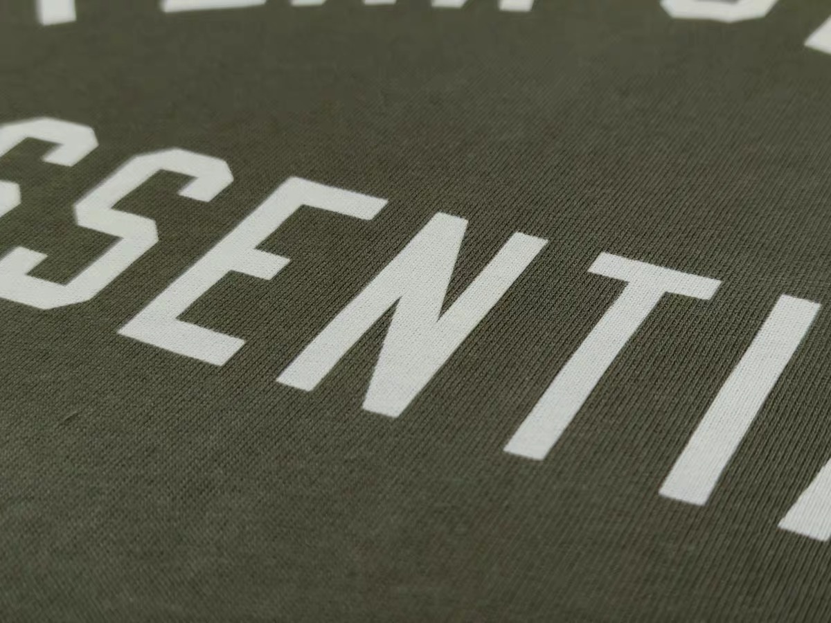 83💰全套对版Fear of God Essentials Fall24 BACK TO SCHOOL系列 Womens Tri-Blend Crewneck Tee 字母印花圆领宽松短款短袖T恤 男女同款
高品面料采用高端260克面料!丝滑柔顺!不变形,不起球!
三道质检制规整 做工精致 ,上身舒适透气有质感。
后背定制3D硅胶铭牌。
区别于中规中矩的卫衣,他的设计让它可以行走在更多的场合,无论是运动还是商务,休闲还是正式,都可以完美的融合在当下的穿搭。纯棉的面料吸汗又柔软,非常适合春秋季节的穿着~百搭又好看的一件潮人单品,入手不亏!
颜色:曜石黑 燕麦灰 象牙白 长青绿 橄榄绿
尺码XS-XL