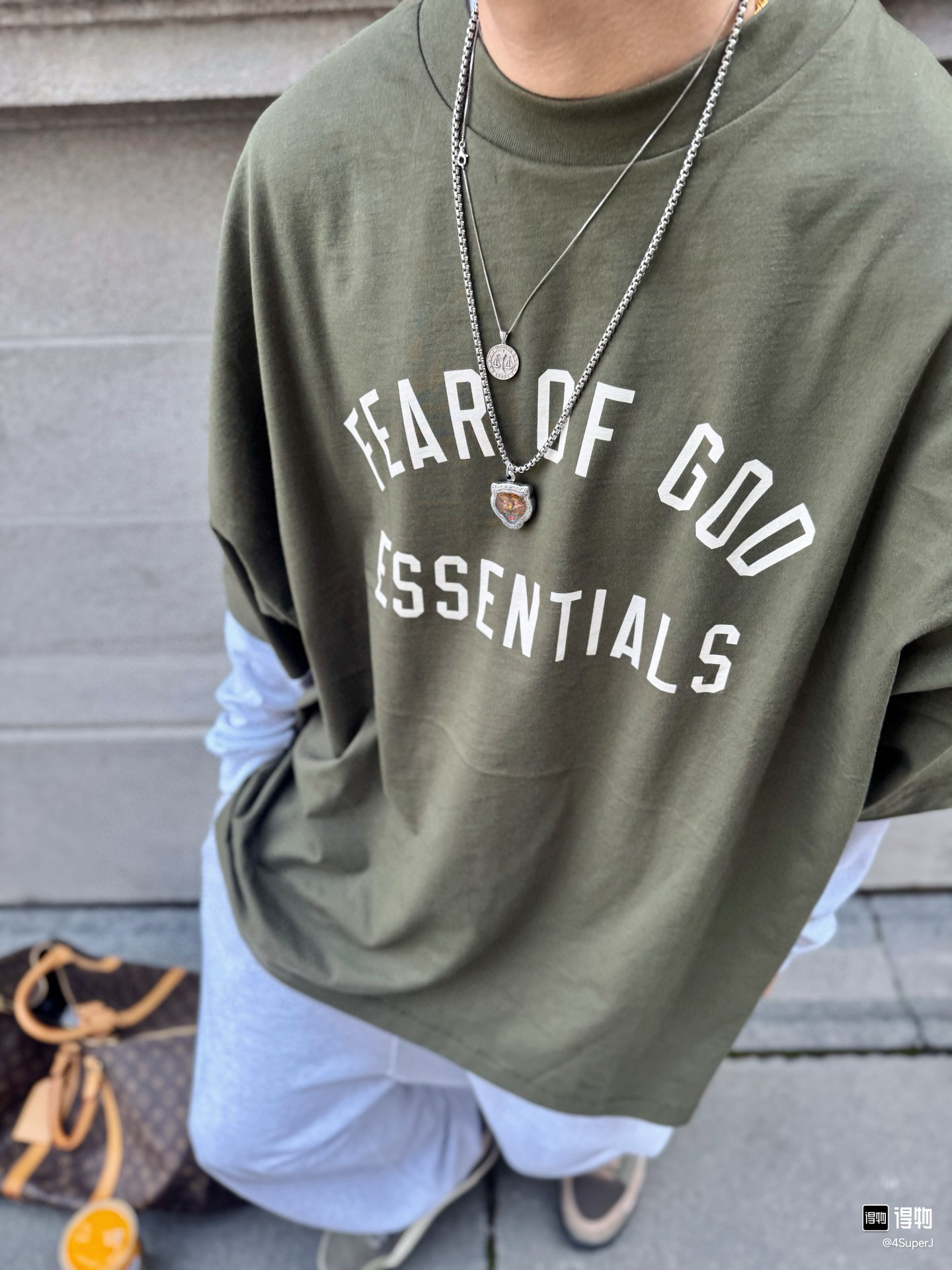 🎀爆款模特图🎀83💰全套对版Fear of God Essentials Fall24 BACK TO SCHOOL系列 Womens Tri-Blend Crewneck Tee 字母印花圆领宽松短款短袖T恤 男女同款
高品面料采用高端260克面料!丝滑柔顺!不变形,不起球!
三道质检制规整 做工精致 ,上身舒适透气有质感。
后背定制3D硅胶铭牌。
区别于中规中矩的卫衣,他的设计让它可以行走在更多的场合,无论是运动还是商务,休闲还是正式,都可以完美的融合在当下的穿搭。纯棉的面料吸汗又柔软,非常适合春秋季节的穿着~百搭又好看的一件潮人单品,入手不亏!
颜色:曜石黑 燕麦灰 象牙白 长青绿 橄榄绿
尺码XS-XL