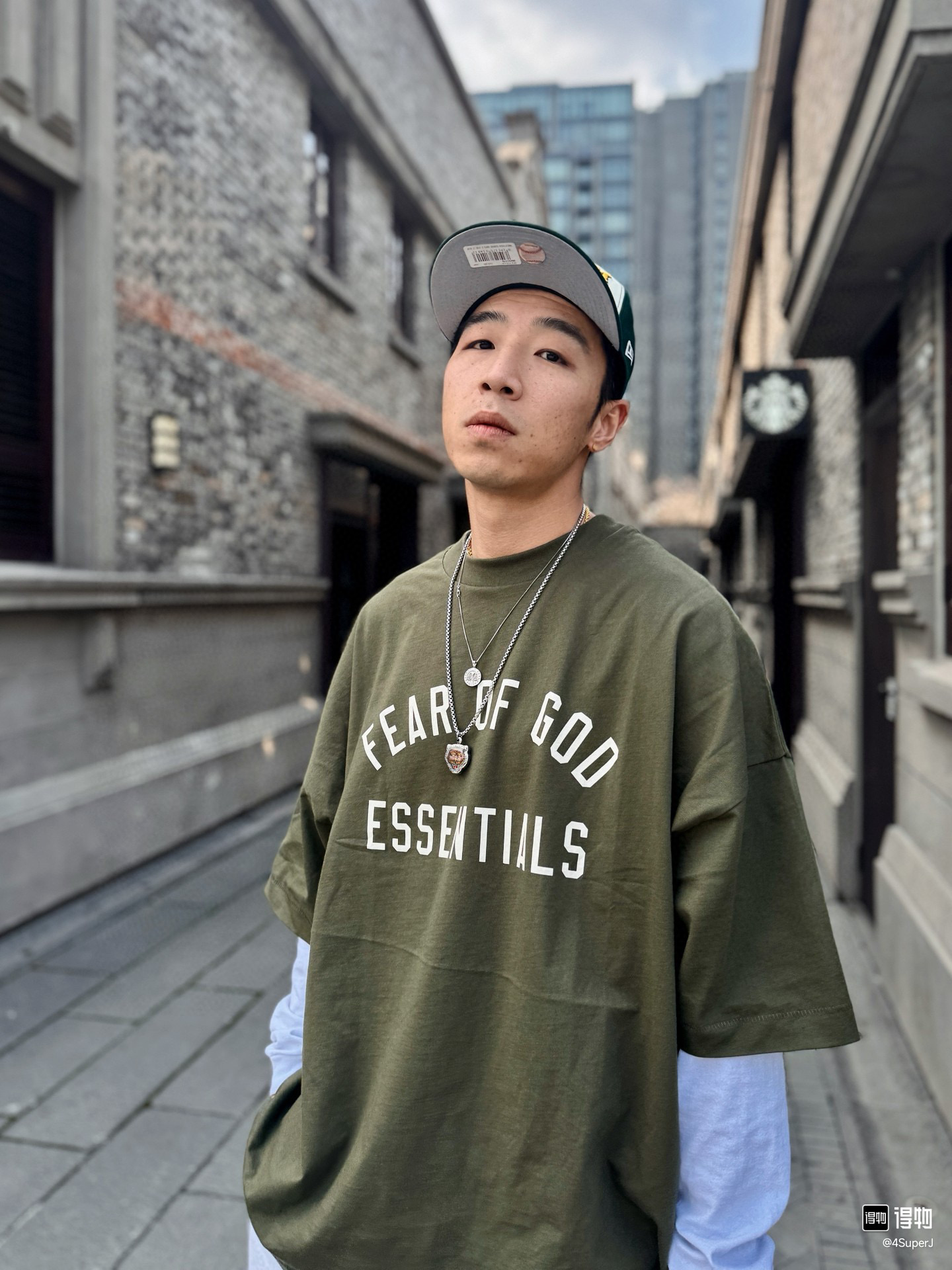 🎀爆款模特图🎀83💰全套对版Fear of God Essentials Fall24 BACK TO SCHOOL系列 Womens Tri-Blend Crewneck Tee 字母印花圆领宽松短款短袖T恤 男女同款
高品面料采用高端260克面料!丝滑柔顺!不变形,不起球!
三道质检制规整 做工精致 ,上身舒适透气有质感。
后背定制3D硅胶铭牌。
区别于中规中矩的卫衣,他的设计让它可以行走在更多的场合,无论是运动还是商务,休闲还是正式,都可以完美的融合在当下的穿搭。纯棉的面料吸汗又柔软,非常适合春秋季节的穿着~百搭又好看的一件潮人单品,入手不亏!
颜色:曜石黑 燕麦灰 象牙白 长青绿 橄榄绿
尺码XS-XL