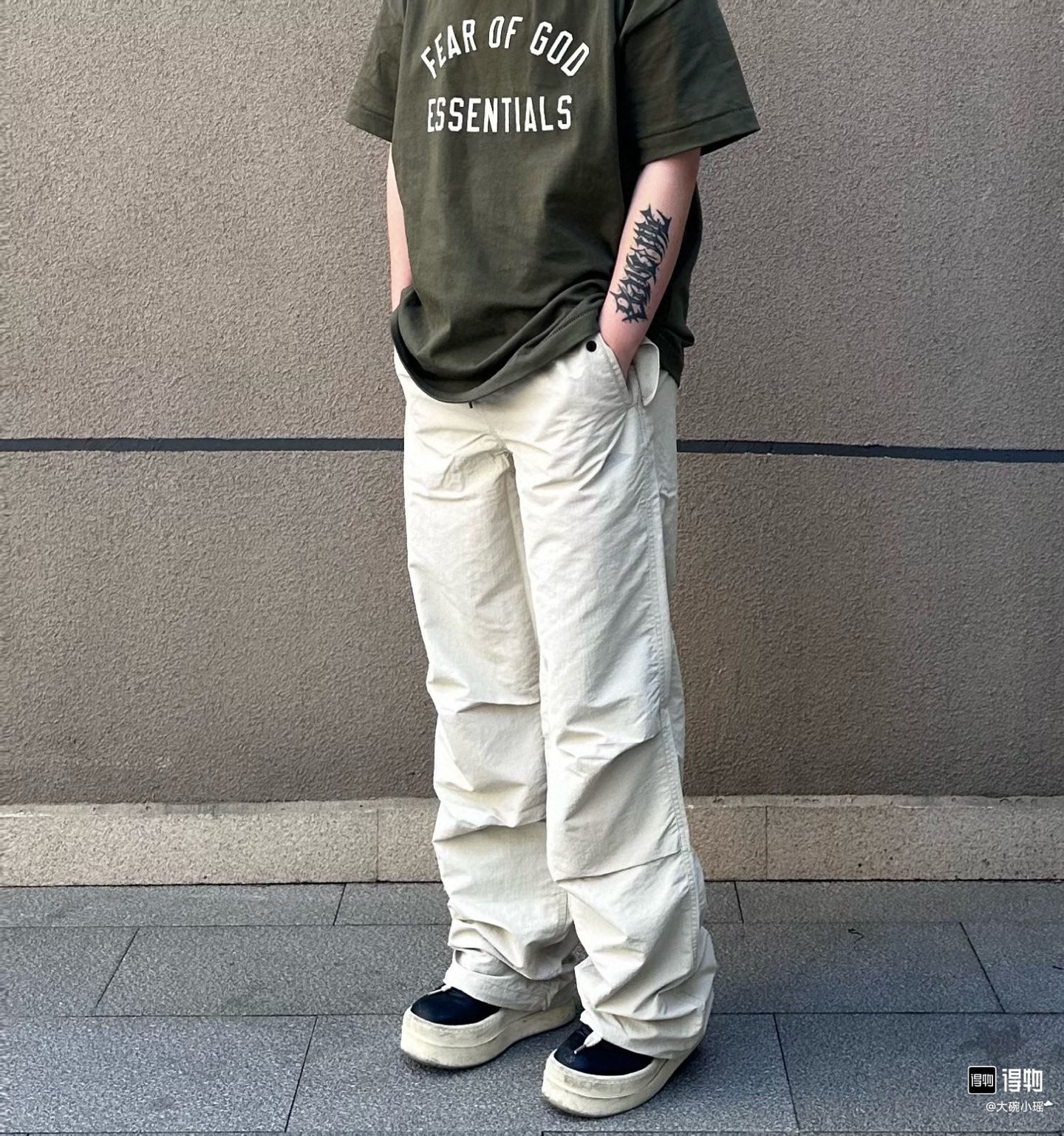 🎀爆款模特图🎀83💰全套对版Fear of God Essentials Fall24 BACK TO SCHOOL系列 Womens Tri-Blend Crewneck Tee 字母印花圆领宽松短款短袖T恤 男女同款
高品面料采用高端260克面料!丝滑柔顺!不变形,不起球!
三道质检制规整 做工精致 ,上身舒适透气有质感。
后背定制3D硅胶铭牌。
区别于中规中矩的卫衣,他的设计让它可以行走在更多的场合,无论是运动还是商务,休闲还是正式,都可以完美的融合在当下的穿搭。纯棉的面料吸汗又柔软,非常适合春秋季节的穿着~百搭又好看的一件潮人单品,入手不亏!
颜色:曜石黑 燕麦灰 象牙白 长青绿 橄榄绿
尺码XS-XL