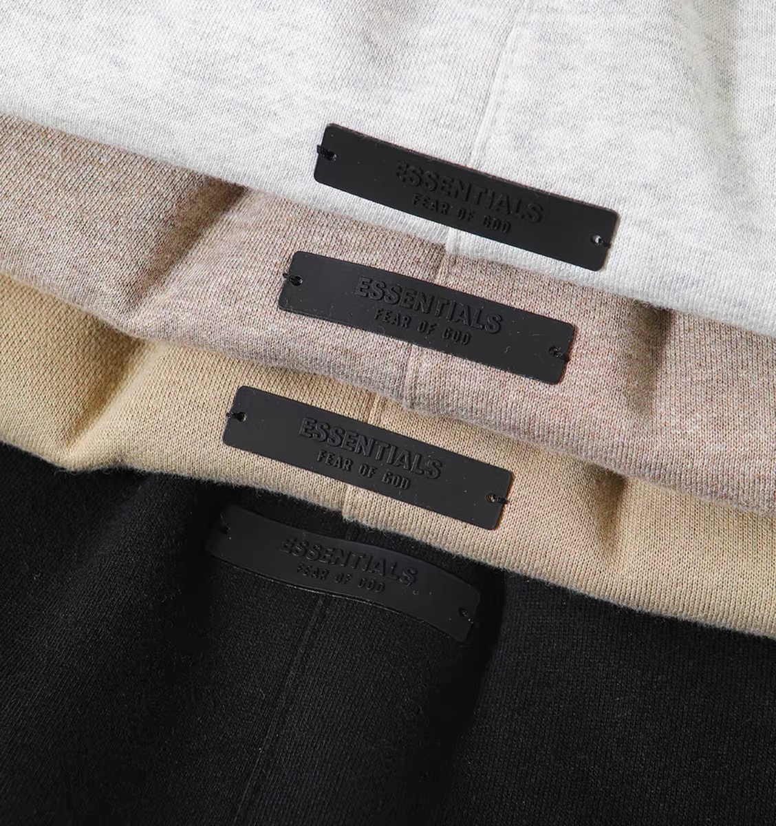 114💰FOG 24 新款Essentials 第九季美式复古高街小字母美丽绒长裤
顶级跨境专供,最新美丽绒硅胶印花,全新辅料,420克定织定染面料,原版对比无法分辨。
被时尚圈追捧的fog副线Essentials FEAR OF GOD小字母加绒长裤,简约不简单。经典版型适配各种风格。这款长裤,将潮流与舒适完美融合。经典的版型,修饰腿型超绝,谁穿谁有型。裤身小字母点缀,简约中暗藏独特设计感,彰显个性态度。原厂正品优质面料,上身柔软亲肤,自在无束缚。无论是日常炸街,还是运动休闲,都能轻松拿捏氛围感,各种细节拉满。
颜色:陨石黑、深雾灰、浅雾灰、墨金棕
尺码:XS-XL