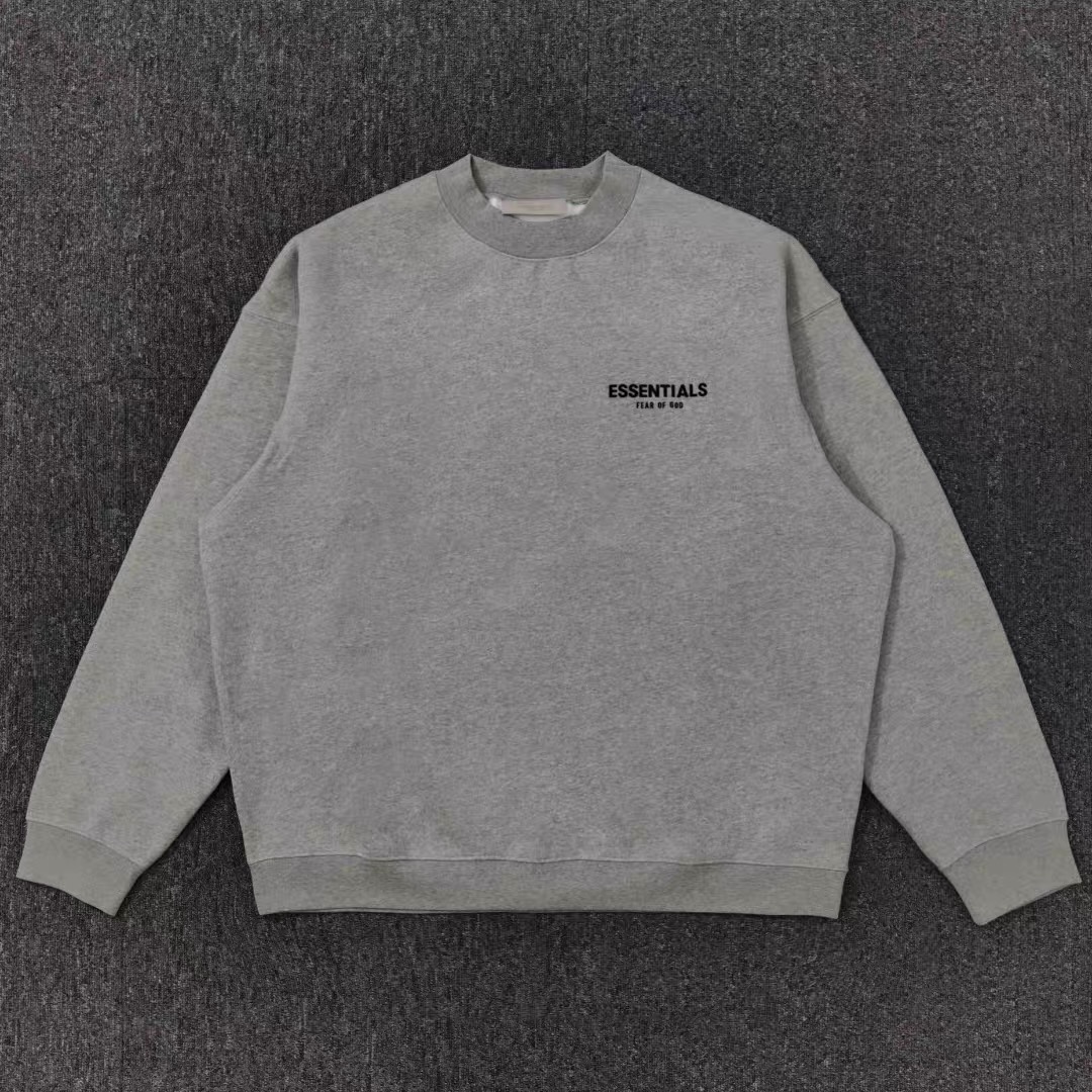 107💰【款号278/深燕麦灰色】顶级版本FEAR OF GOD ESSENTIALS FOG胸口后背植绒男女情侣明星同款秋冬纯棉圆领卫衣
第八季最新款植绒LOGO帽衫一出,可谓是爆款中的爆款,各大明星抢先上身!植绒技术的称托和FOG简约的高街时尚风格首尾呼应,相互称托满满的高级感!同时又时髦百搭 !
ESSENTIALS FEAR OF GOD字母元素的印花 采用进口savdni闪电3000W高频静电植绒机制作 ,原版一致工艺,非绒片。【胸口LOGO FEAR的A字母采用覆盖式,A字母没有镂空,这个是防伪鉴定点】
面料采用的400克纯棉抓绒面料,面料柔软,舒适,垂感十足。
颜色:深麻灰 黑色 浅麻灰
尺码:S-XL