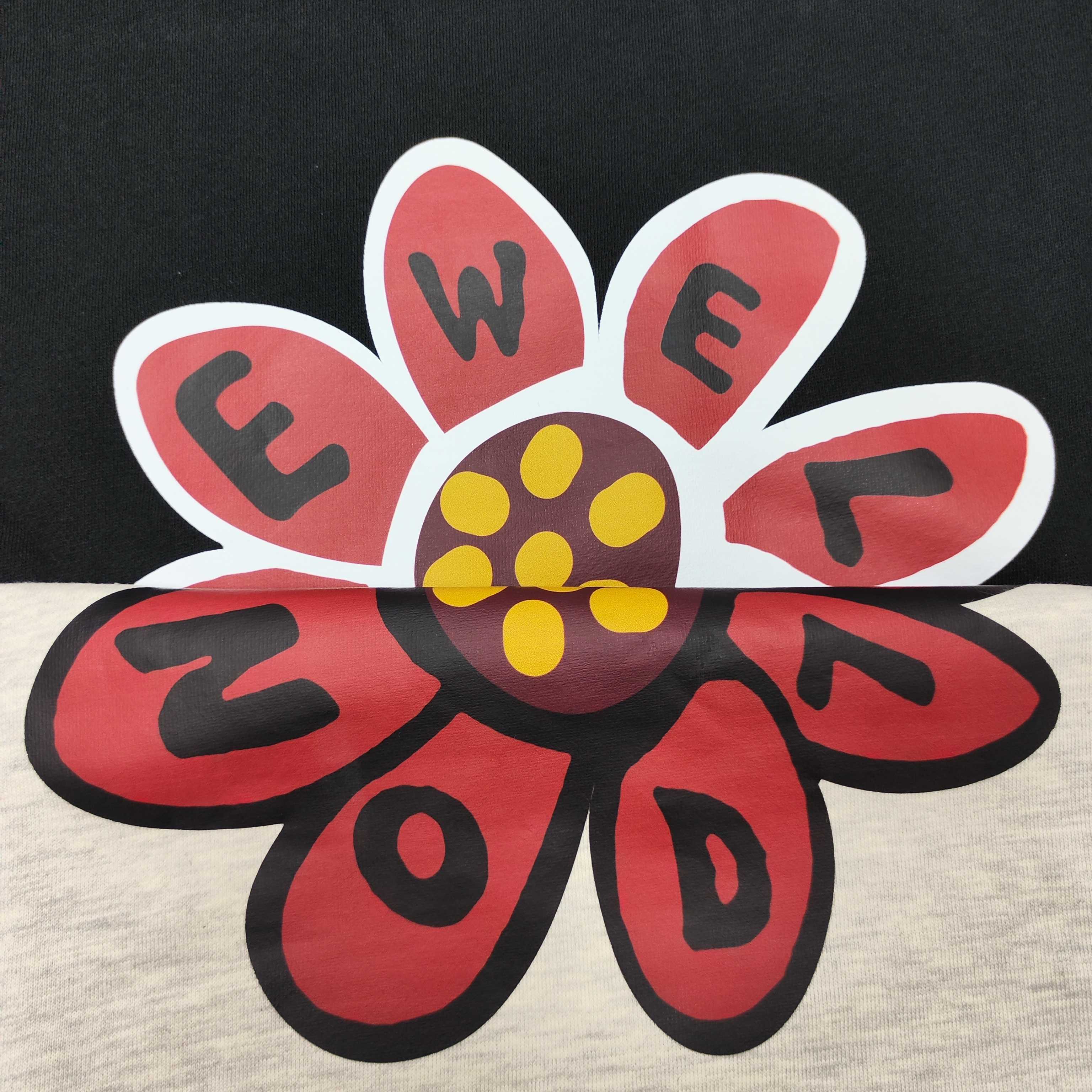 供货价:27💰『新品发布会』纯棉毛圈设计,300克足重量,贸易出口货,原包装吊牌（另有38💴华棉版本340克推荐入手）可以随意来图订制 支持一件代发 批发 等   【都是印花非刺绣🪡如果要刺绣需要联系客服】
WE11DONE经典款全棉加厚320g休闲圆领卫衣男女同款
扫码芯片过验版本 
卫衣采用320g多支纱线纺织工艺 手感厚实
全棉面料 透气舒适 顶级质感
颜色：图示颜色
尺码：M L XL
 胸围 肩宽 袖长 衣长
M 62 63.5 53 70
L 64 65.5 54.5 72
XL 66 67.5 56 74
尺码 建议身高 建议体重
M 160cm-170cm 50kg-65kg
L 170cm-180cm 65k g-85kg
XL 180cm-195cm 85kg-115kg