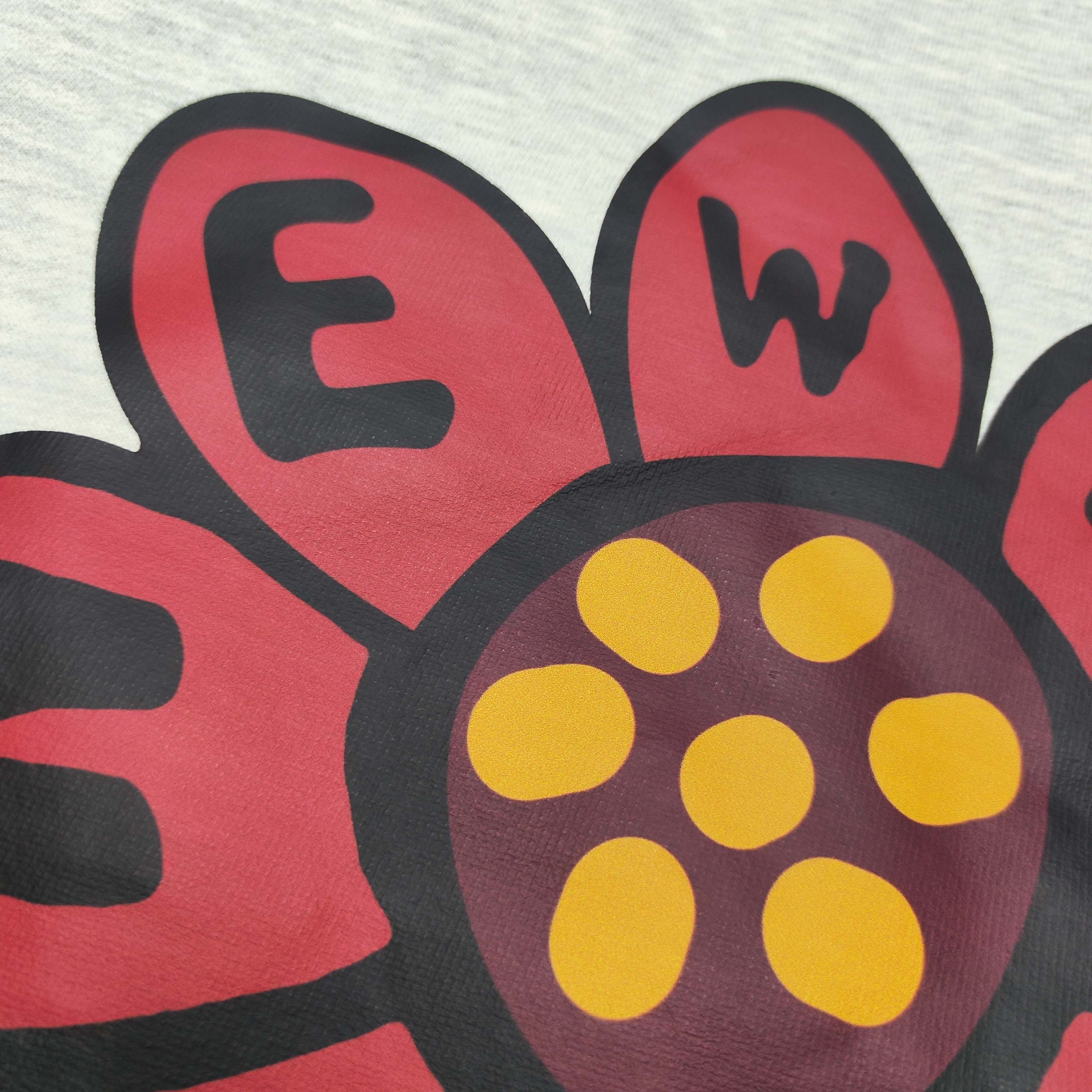 供货价:27💰『新品发布会』纯棉毛圈设计,300克足重量,贸易出口货,原包装吊牌（另有38💴华棉版本340克推荐入手）可以随意来图订制 支持一件代发 批发 等   【都是印花非刺绣🪡如果要刺绣需要联系客服】
WE11DONE经典款全棉加厚320g休闲圆领卫衣男女同款
扫码芯片过验版本 
卫衣采用320g多支纱线纺织工艺 手感厚实
全棉面料 透气舒适 顶级质感
颜色：图示颜色
尺码：M L XL
 胸围 肩宽 袖长 衣长
M 62 63.5 53 70
L 64 65.5 54.5 72
XL 66 67.5 56 74
尺码 建议身高 建议体重
M 160cm-170cm 50kg-65kg
L 170cm-180cm 65k g-85kg
XL 180cm-195cm 85kg-115kg