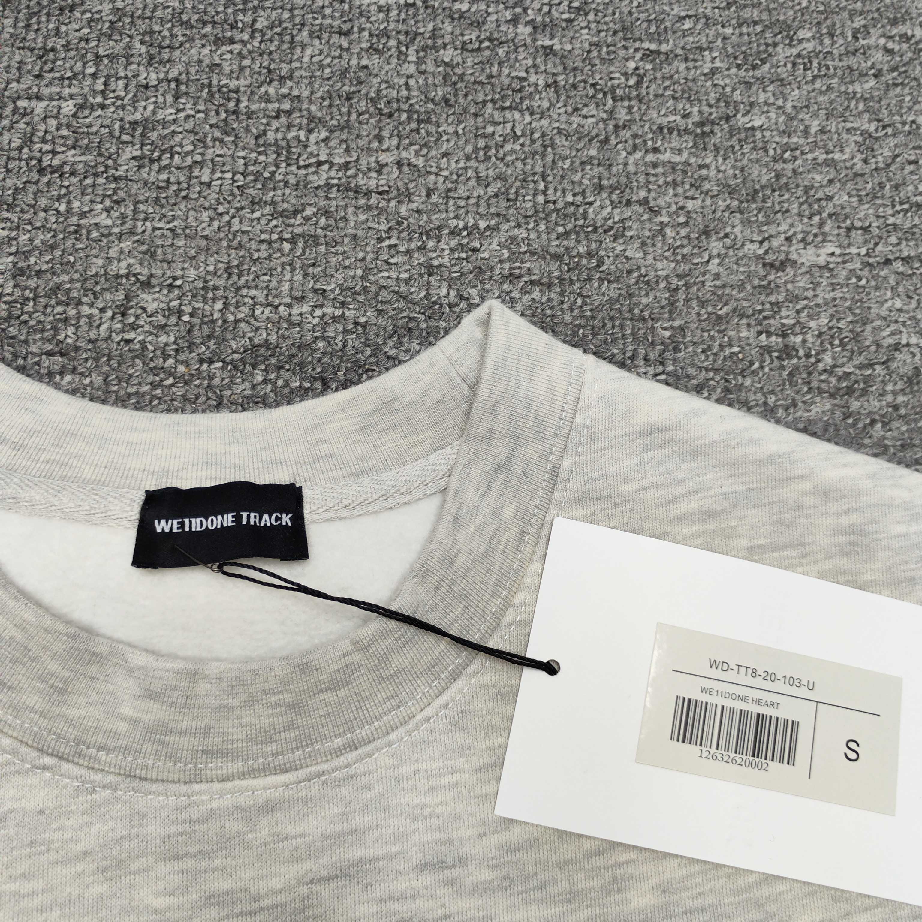 供货价:27💰『新品发布会』纯棉毛圈设计,300克足重量,贸易出口货,原包装吊牌（另有38💴华棉版本340克推荐入手）可以随意来图订制 支持一件代发 批发 等   【都是印花非刺绣🪡如果要刺绣需要联系客服】
WE11DONE经典款全棉加厚320g休闲圆领卫衣男女同款
扫码芯片过验版本 
卫衣采用320g多支纱线纺织工艺 手感厚实
全棉面料 透气舒适 顶级质感
颜色：图示颜色
尺码：M L XL
 胸围 肩宽 袖长 衣长
M 62 63.5 53 70
L 64 65.5 54.5 72
XL 66 67.5 56 74
尺码 建议身高 建议体重
M 160cm-170cm 50kg-65kg
L 170cm-180cm 65k g-85kg
XL 180cm-195cm 85kg-115kg