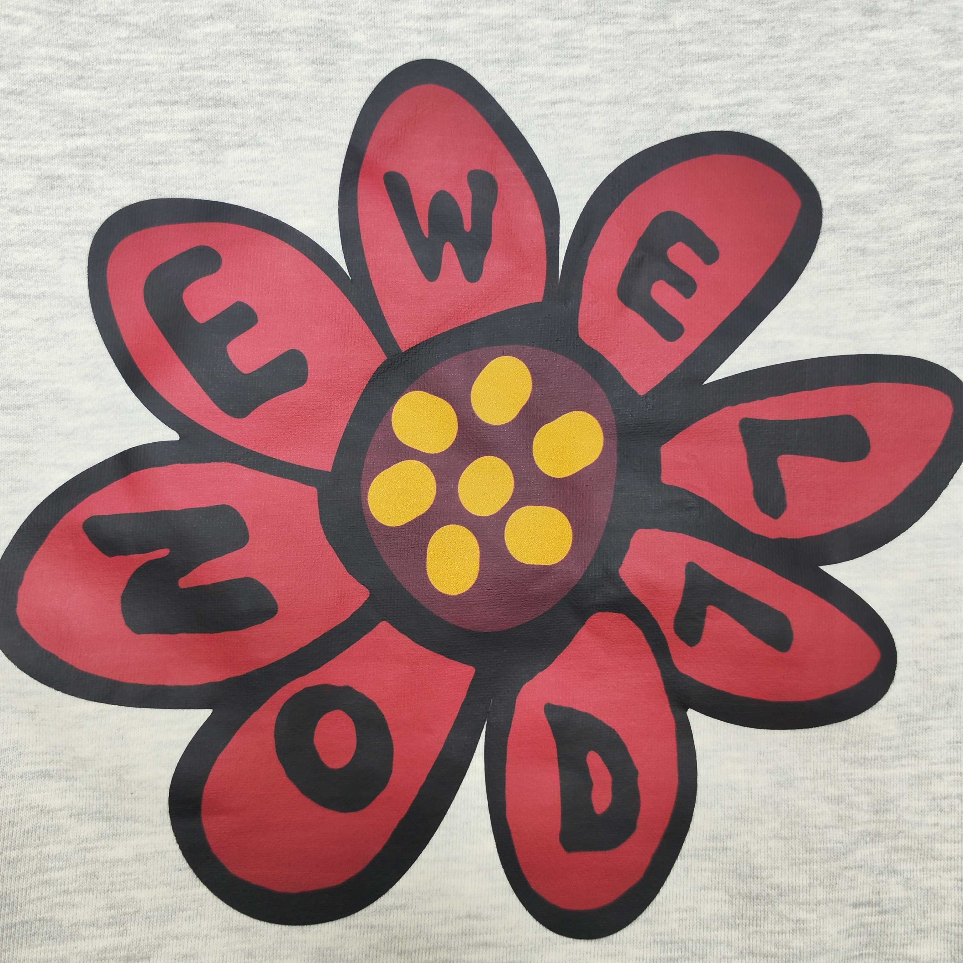 供货价:27💰『新品发布会』纯棉毛圈设计,300克足重量,贸易出口货,原包装吊牌（另有38💴华棉版本340克推荐入手）可以随意来图订制 支持一件代发 批发 等   【都是印花非刺绣🪡如果要刺绣需要联系客服】
WE11DONE经典款全棉加厚320g休闲圆领卫衣男女同款
扫码芯片过验版本 
卫衣采用320g多支纱线纺织工艺 手感厚实
全棉面料 透气舒适 顶级质感
颜色：图示颜色
尺码：M L XL
 胸围 肩宽 袖长 衣长
M 62 63.5 53 70
L 64 65.5 54.5 72
XL 66 67.5 56 74
尺码 建议身高 建议体重
M 160cm-170cm 50kg-65kg
L 170cm-180cm 65k g-85kg
XL 180cm-195cm 85kg-115kg