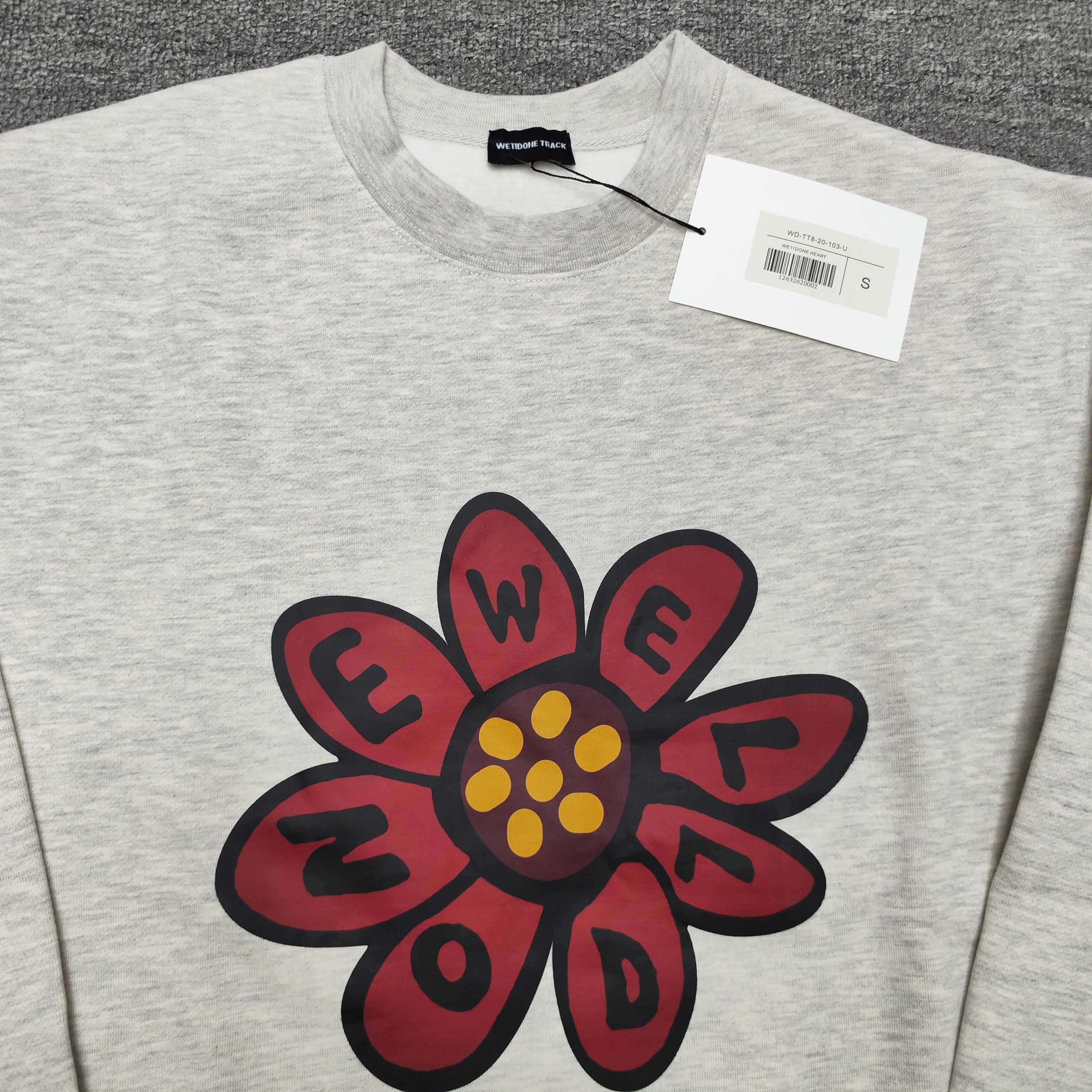 供货价:27💰『新品发布会』纯棉毛圈设计,300克足重量,贸易出口货,原包装吊牌（另有38💴华棉版本340克推荐入手）可以随意来图订制 支持一件代发 批发 等   【都是印花非刺绣🪡如果要刺绣需要联系客服】
WE11DONE经典款全棉加厚320g休闲圆领卫衣男女同款
扫码芯片过验版本 
卫衣采用320g多支纱线纺织工艺 手感厚实
全棉面料 透气舒适 顶级质感
颜色：图示颜色
尺码：M L XL
 胸围 肩宽 袖长 衣长
M 62 63.5 53 70
L 64 65.5 54.5 72
XL 66 67.5 56 74
尺码 建议身高 建议体重
M 160cm-170cm 50kg-65kg
L 170cm-180cm 65k g-85kg
XL 180cm-195cm 85kg-115kg