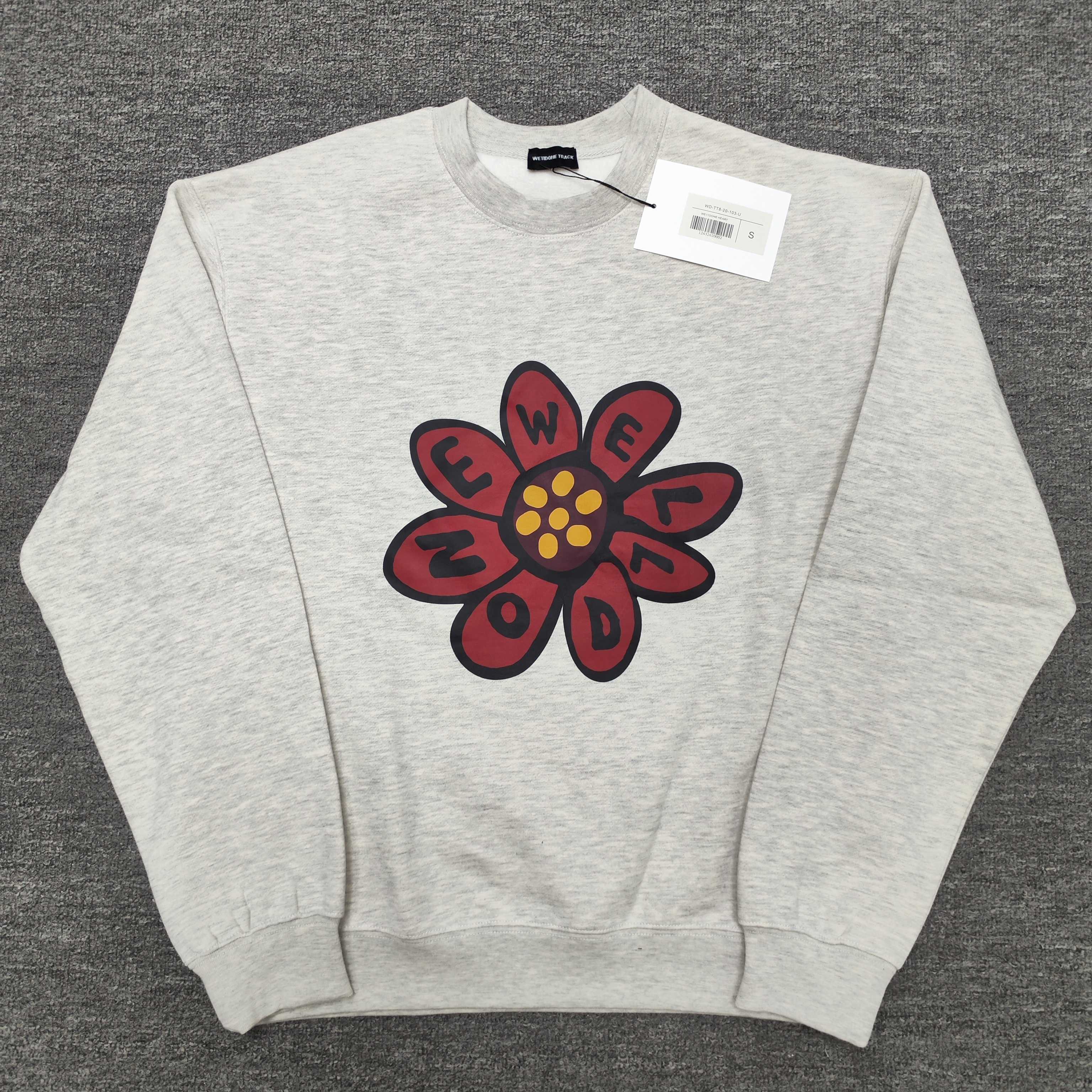 供货价:27💰『新品发布会』纯棉毛圈设计,300克足重量,贸易出口货,原包装吊牌（另有38💴华棉版本340克推荐入手）可以随意来图订制 支持一件代发 批发 等   【都是印花非刺绣🪡如果要刺绣需要联系客服】
WE11DONE经典款全棉加厚320g休闲圆领卫衣男女同款
扫码芯片过验版本 
卫衣采用320g多支纱线纺织工艺 手感厚实
全棉面料 透气舒适 顶级质感
颜色：图示颜色
尺码：M L XL
 胸围 肩宽 袖长 衣长
M 62 63.5 53 70
L 64 65.5 54.5 72
XL 66 67.5 56 74
尺码 建议身高 建议体重
M 160cm-170cm 50kg-65kg
L 170cm-180cm 65k g-85kg
XL 180cm-195cm 85kg-115kg