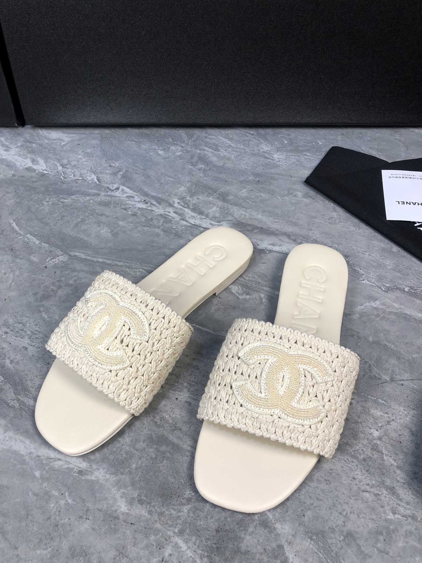 NO:231165,Rubber sole CHANEL early spring hot-skin woven sandals Material original woven inner lining original sheepskin outsole rubber genuine leather sole Size: 35-39 (40, 41, 42 custom-made non-return and exchange), slippers, chanel, slippers, sheepskin19860909橡胶底皮底 CHANEL早春爆品编织凉拖鞋 材质原版编织 内里原版羊皮 大底橡胶 真皮底 码数: 35-39（40,41,42定制不退换）,拖鞋,chanel,slippers,sheepskin,Women's Shoes