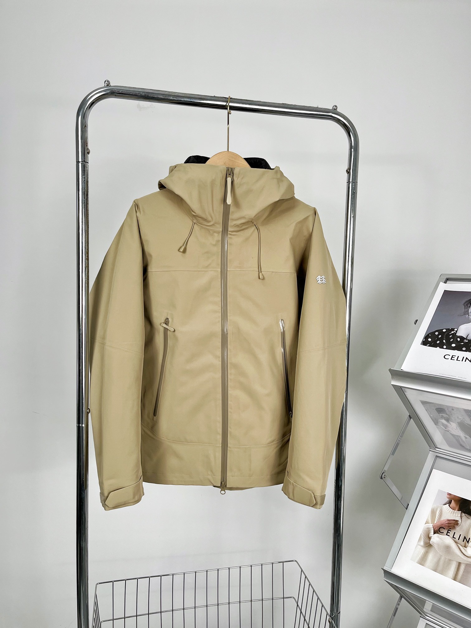 YOUL Kolon Kolong Three-and-a-Fowl Suit: Simple Design in Black, Yellow, Colossal Gray