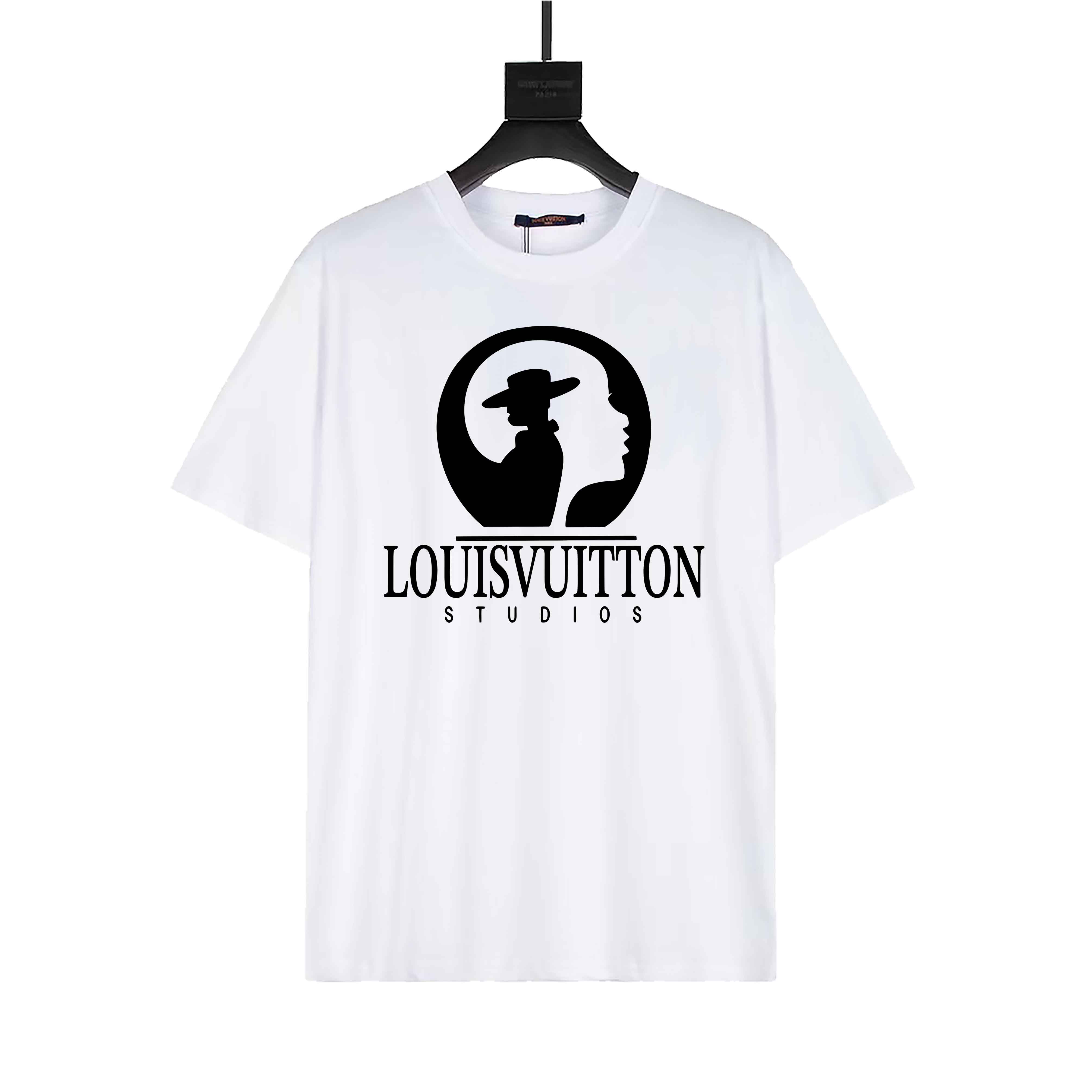 P70 Louis Vuitton新款人像LOGO设计短袖. 定制纯棉高克重280g 于胸前提花工艺 人像LOGO也是独特设计标识字母印花百搭潮流短袖T恤 版型舒适 手感极佳 男女同款 款号:2831 颜色:黑 白 码数:SMLXL