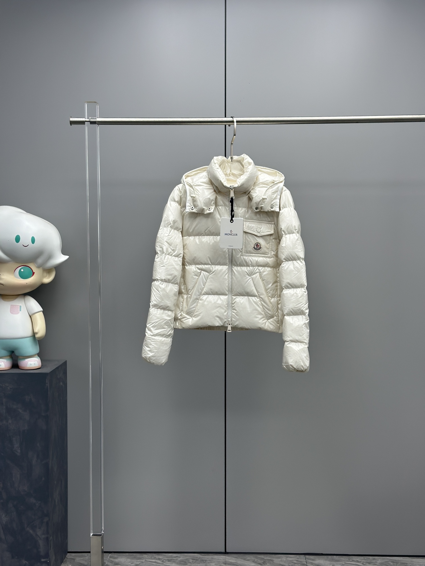 Moncler Andro Women's Hooded Down Puffer Jacket - Stylish & Lightweight 3 i1724248960 1345 0