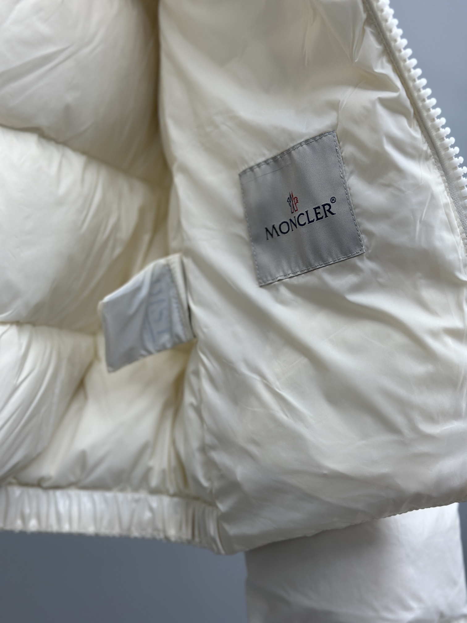 Moncler Andro Women's Hooded Down Puffer Jacket - Stylish & Lightweight 9 i1724248960 5315 7