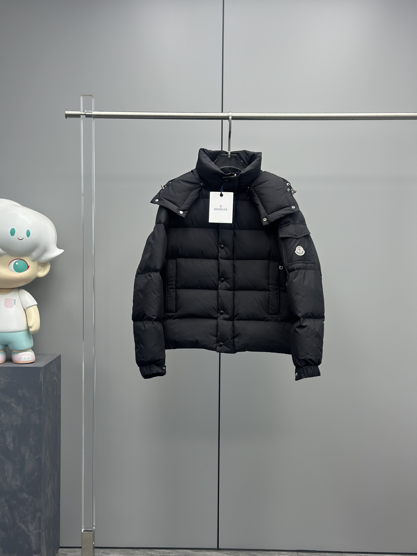 Moncler ملابس المعطف & السترة سترة أسفل أسود . العام للرجال والنساء معطف مع قبعة