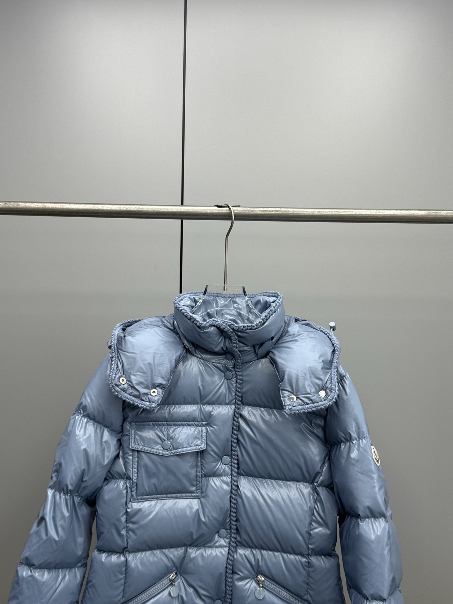 Moncler GLAREINS 2025 Autumn/Winter Tailored Down Jacket with Detachable Hood, Slimming Fit. Featuring a Hermès-style binding and haute couture aesthetics. Colors: Black, Beige, Red, Blue. Sizes: 1-4.-Big cat