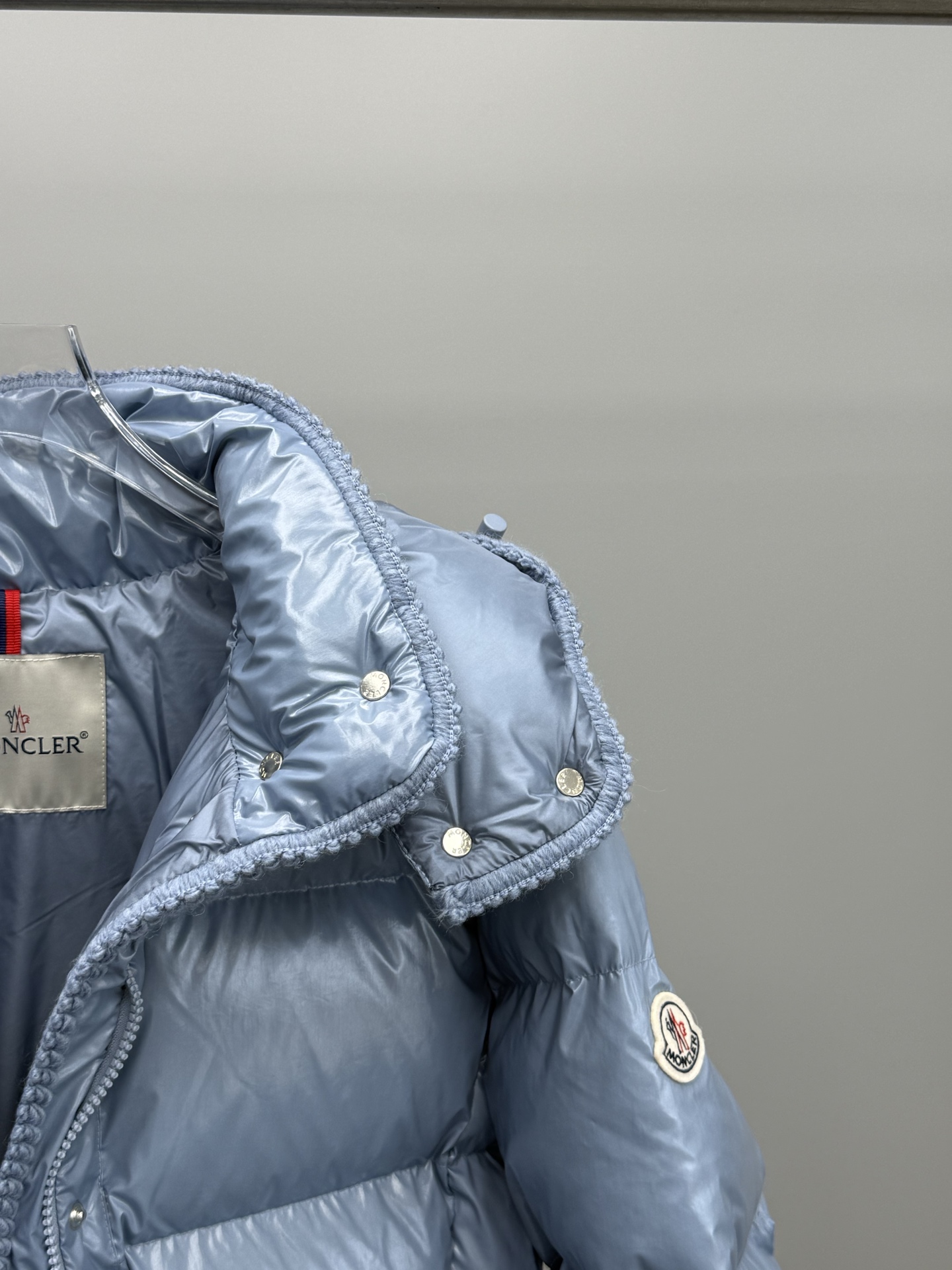Moncler GLAREINS 2025 Autumn/Winter Tailored Down Jacket with Detachable Hood, Slimming Fit. Featuring a Hermès-style binding and haute couture aesthetics. Colors: Black, Beige, Red, Blue. Sizes: 1-4.-Big cat