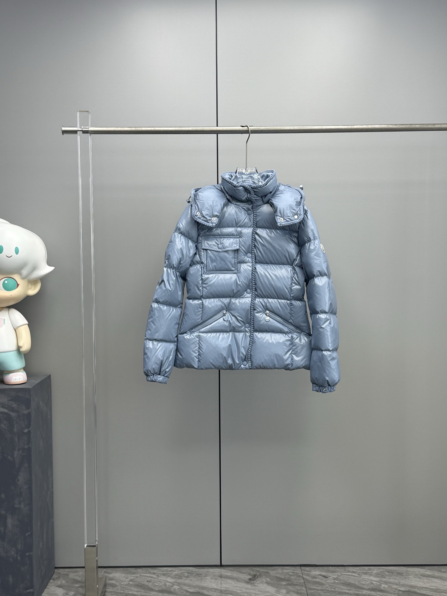Moncler GLAREINS 2025 Autumn/Winter Tailored Down Jacket with Detachable Hood, Slimming Fit. Featuring a Hermès-style binding and haute couture aesthetics. Colors: Black, Beige, Red, Blue. Sizes: 1-4.-Big cat