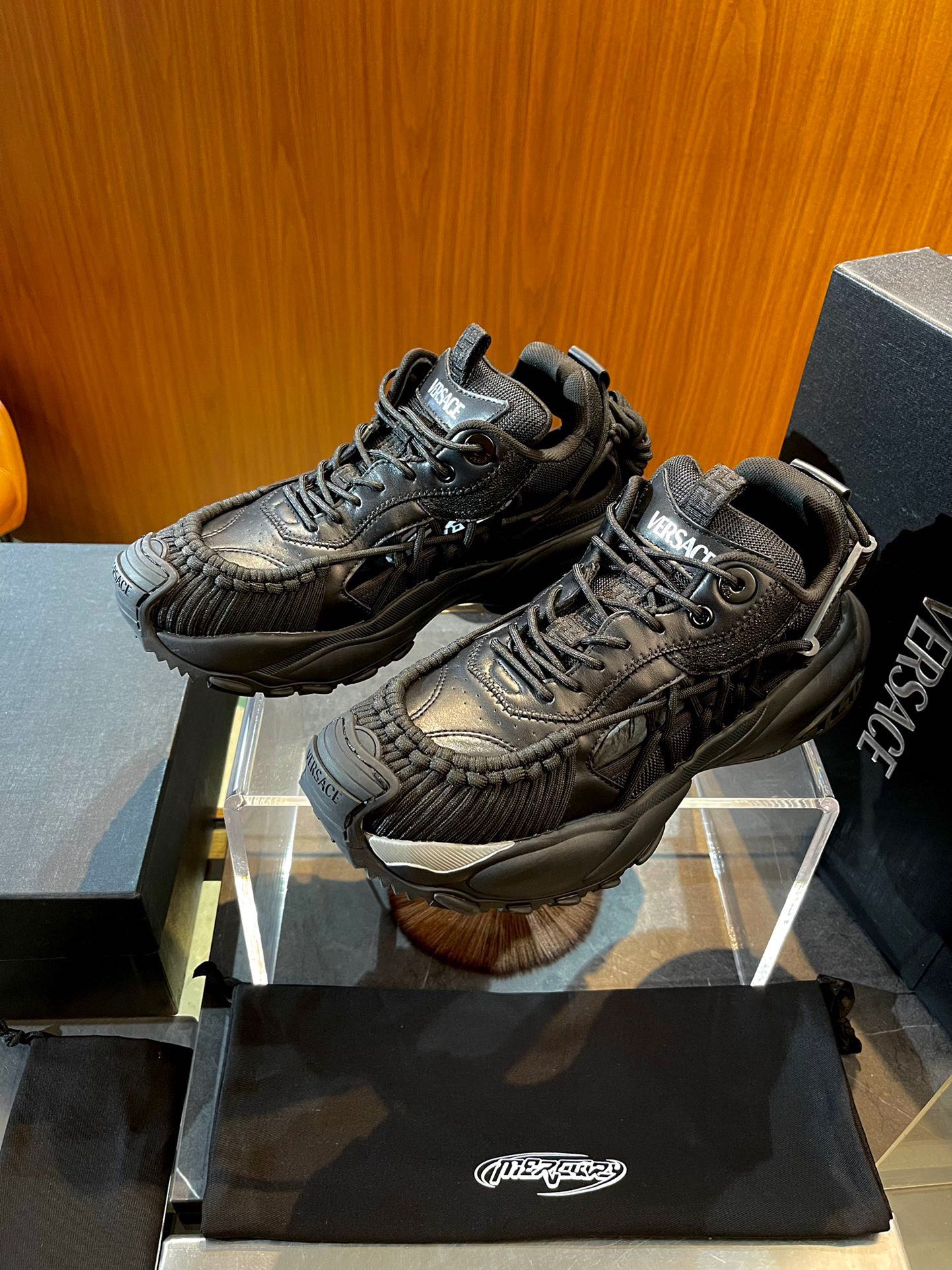 NO:280617,Versace Mercury men's sneakers size; 39~44 (38.45 customization) The ultimate design combines the brand's iconic elements and exquisite craftsmanship. It uses lightweight shock-absorbing Greca rubber sole. The special hollow mesh upper is hand-woven with exquisite skills. The footbed is decorated with silk-screen Mercury words, full of vitality. The tongue is decorated with foil Versace Logo and Greca jacquard ribbon pull-up., versace, versace, sneakers19860909Versace范思哲Mercury 男士运动鞋 size；39~44（38.45定制） 充满末来感的设计融合品牌标志性元素与精湛工艺.采用轻量减震Greca橡胶鞋底.特色镂 空网眼鞋面以精妙技艺手工编制而成.鞋床饰有丝网印刷Mercury字样,活力十足. 鞋舌饰有箔制Versace Logo和Greca提花缎带拉环.,,versace,versace,sneakers,Men's shoes