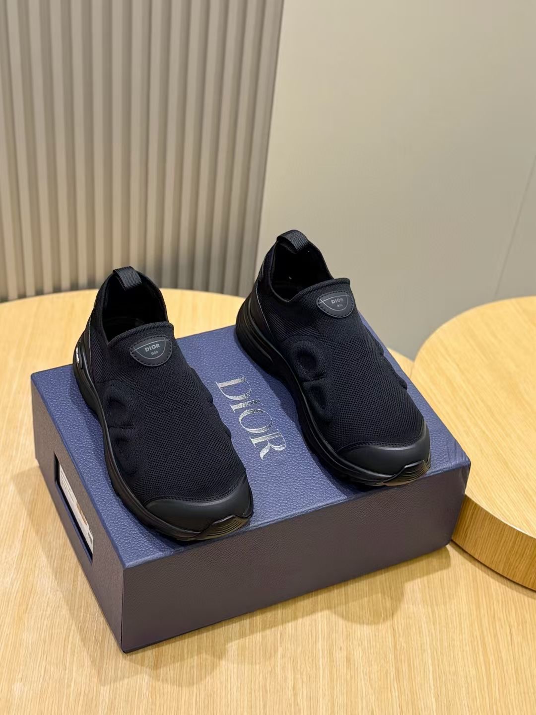 B30 Las zapatillas de caña baja Countdown acentúan el look elegante y deportivo de los nuevos básico