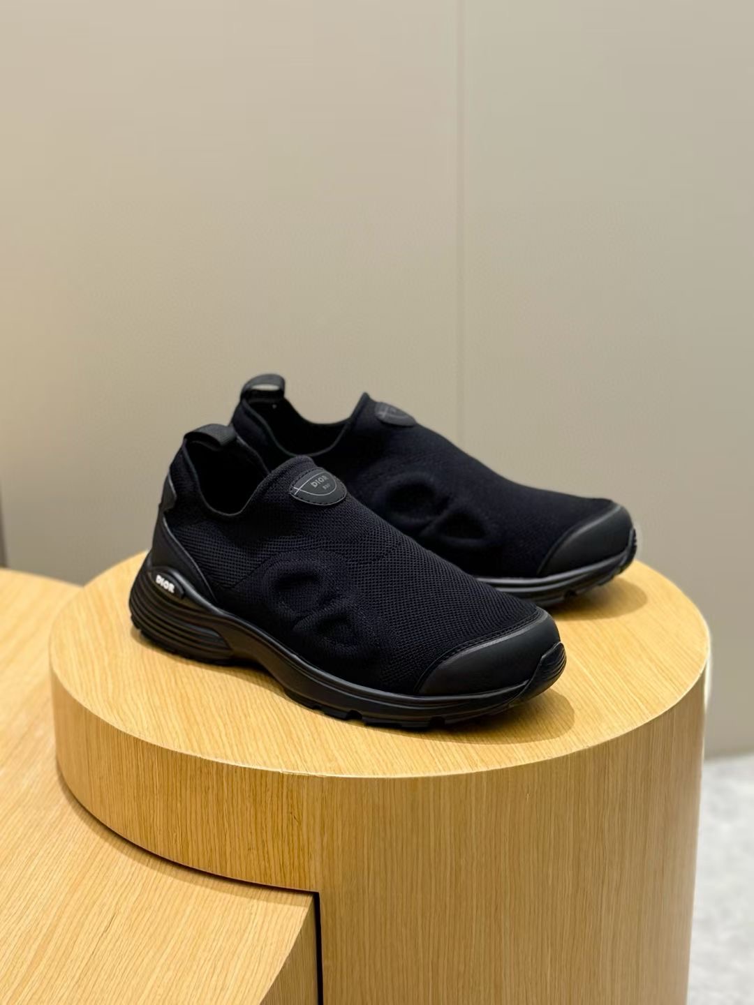 B30 Las zapatillas de caña baja Countdown acentúan el look elegante y deportivo de los nuevos básico