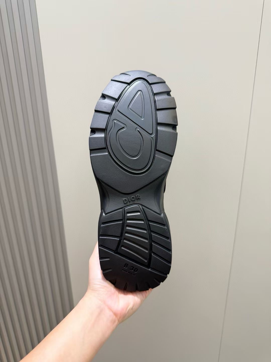 B30 Las zapatillas de caña baja Countdown acentúan el look elegante y deportivo de los nuevos básico