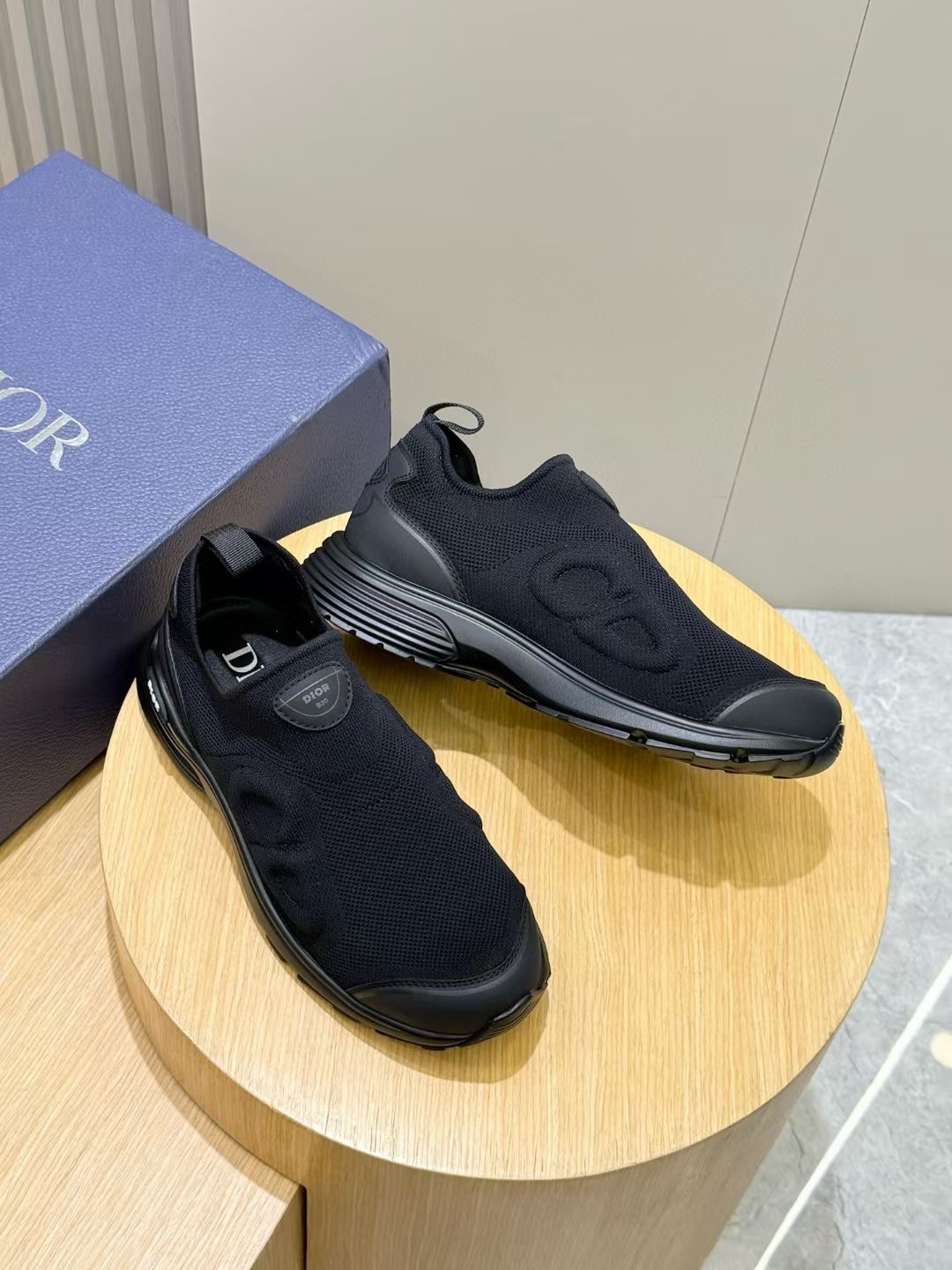 B30 Las zapatillas de caña baja Countdown acentúan el look elegante y deportivo de los nuevos básico