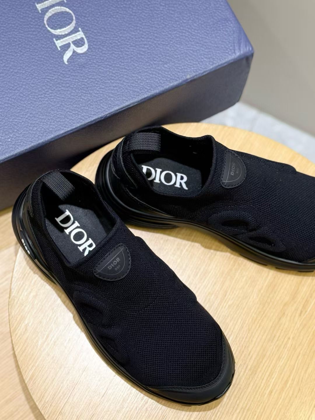 B30 Las zapatillas de caña baja Countdown acentúan el look elegante y deportivo de los nuevos básico