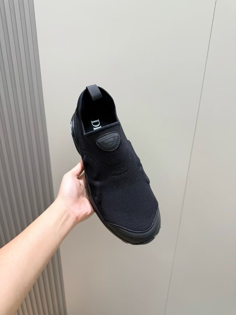 B30 Las zapatillas de caña baja Countdown acentúan el look elegante y deportivo de los nuevos básico