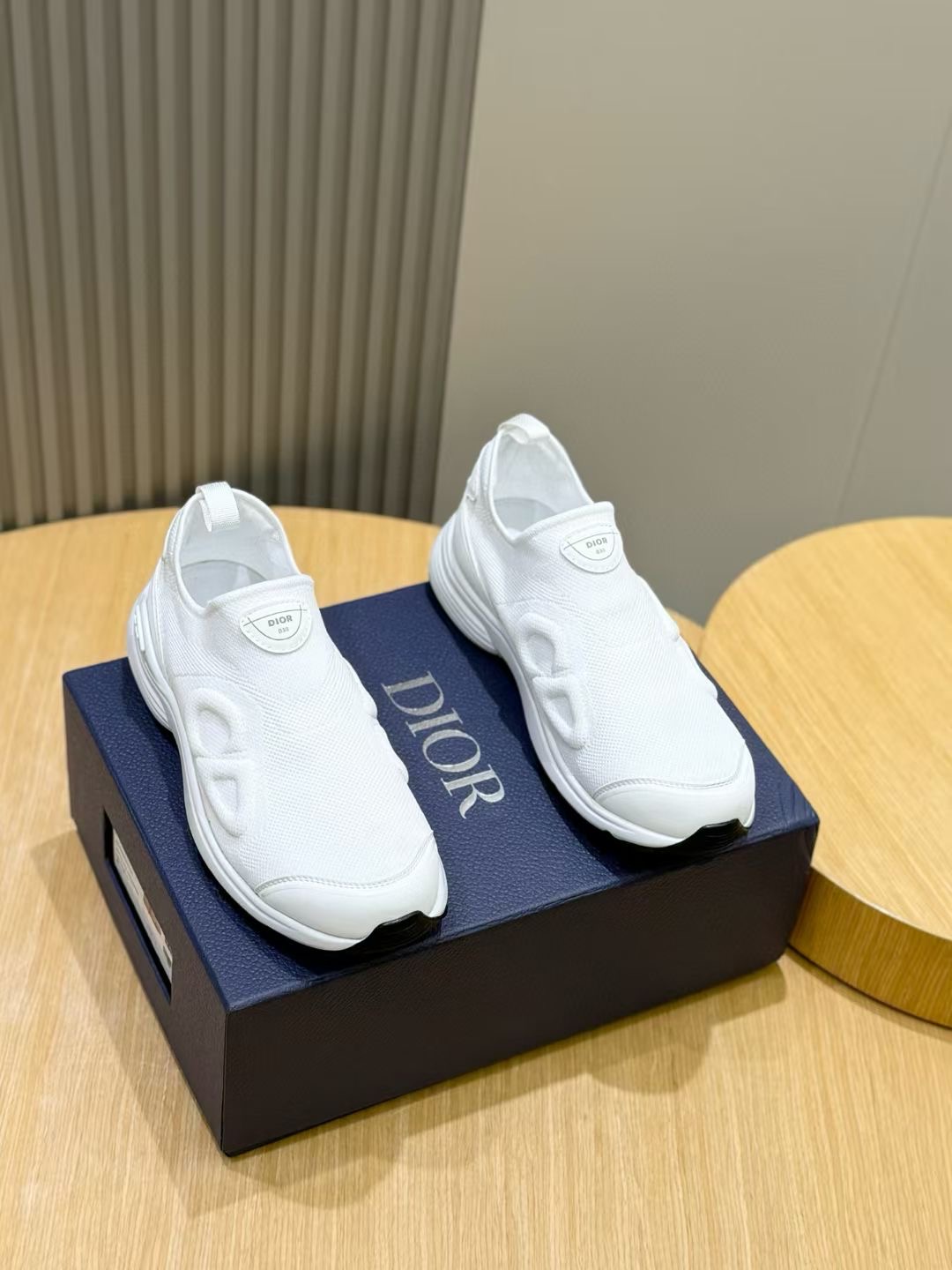 B30 Las zapatillas de caña baja Countdown acentúan el look elegante y deportivo de los nuevos básico