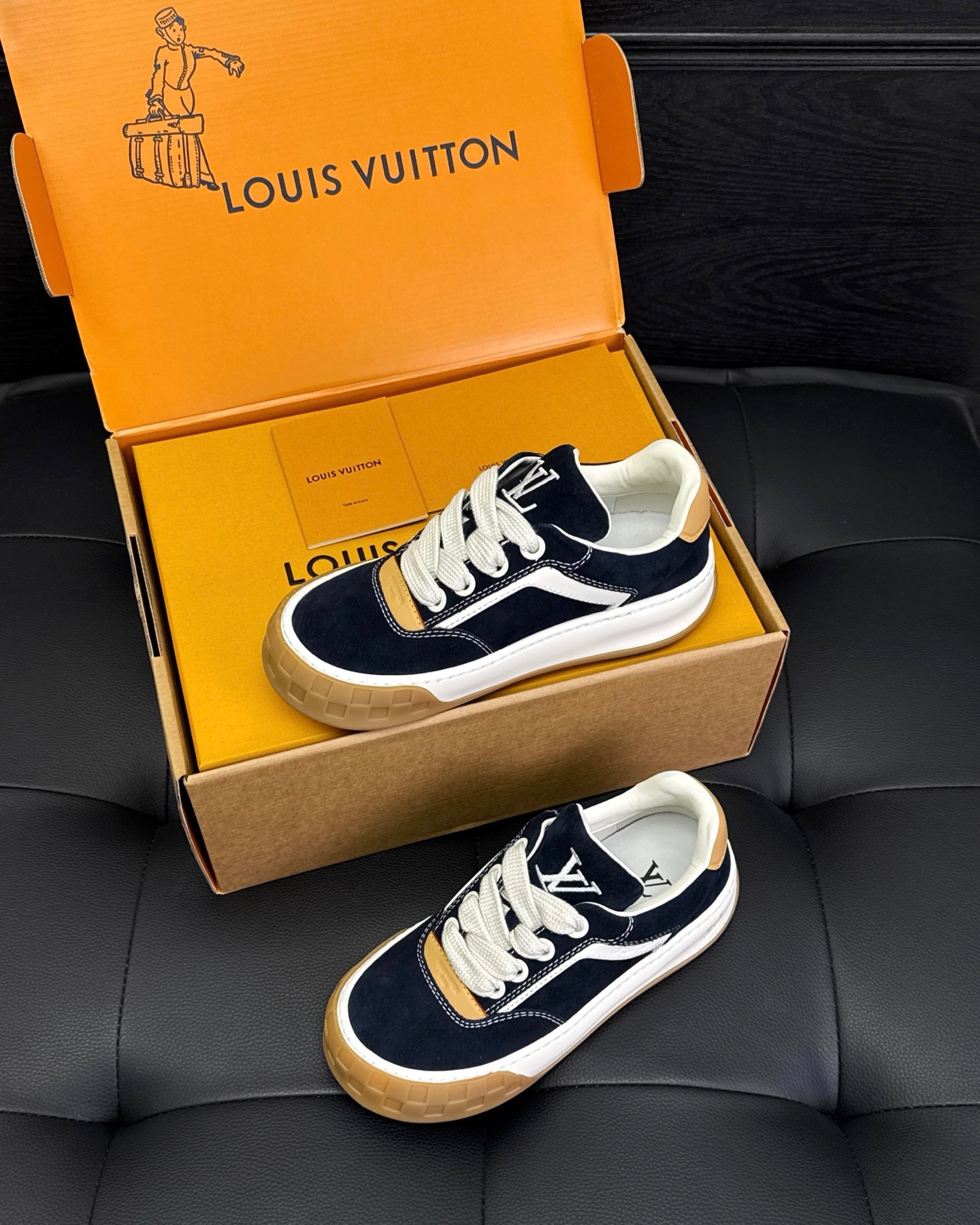 NO:704817,LV Tilted sneakers Slightly embroidered LV logo on the tongue Wide fabric laces and thick rubber outsole Damier checkerboard pattern on the toe box and outsole Monogram flower continues the logo design language Made of soft suede cow leather, leather eyelets show craftsmanship Suede cow leather Louis Vuitton elements VVN cow leather eyelets and tongue LV letter embroidered rubber outsole LV letters and Damier pattern on the toe box, and the outsole is decorated with  Monogram floral details Size38 39 40 41 42 43 44 45,,louis vuitton,louis vuitton,cowhide19860909LV Tilted板鞋 鞋舌上微斜的LV刺绣标识 宽幅织物鞋带与厚实橡胶外底塑 鞋头Damier棋盘格纹与外底 Monogram花卉延续标识设计语言 选用柔软的绒面牛皮革,皮革鞋眼片彰显匠心工艺 绒面牛皮革路易威登元素 VVN牛皮革鞋眼片与鞋舌 LV 字母刺绣橡胶外底 鞋头饰有LV 字母和 Damier 图案,外底饰有 Monogram 花卉细节 Size38 39 40 41 42 43 44 45,,louis vuitton,louis vuitton,cowhide,Men's shoes