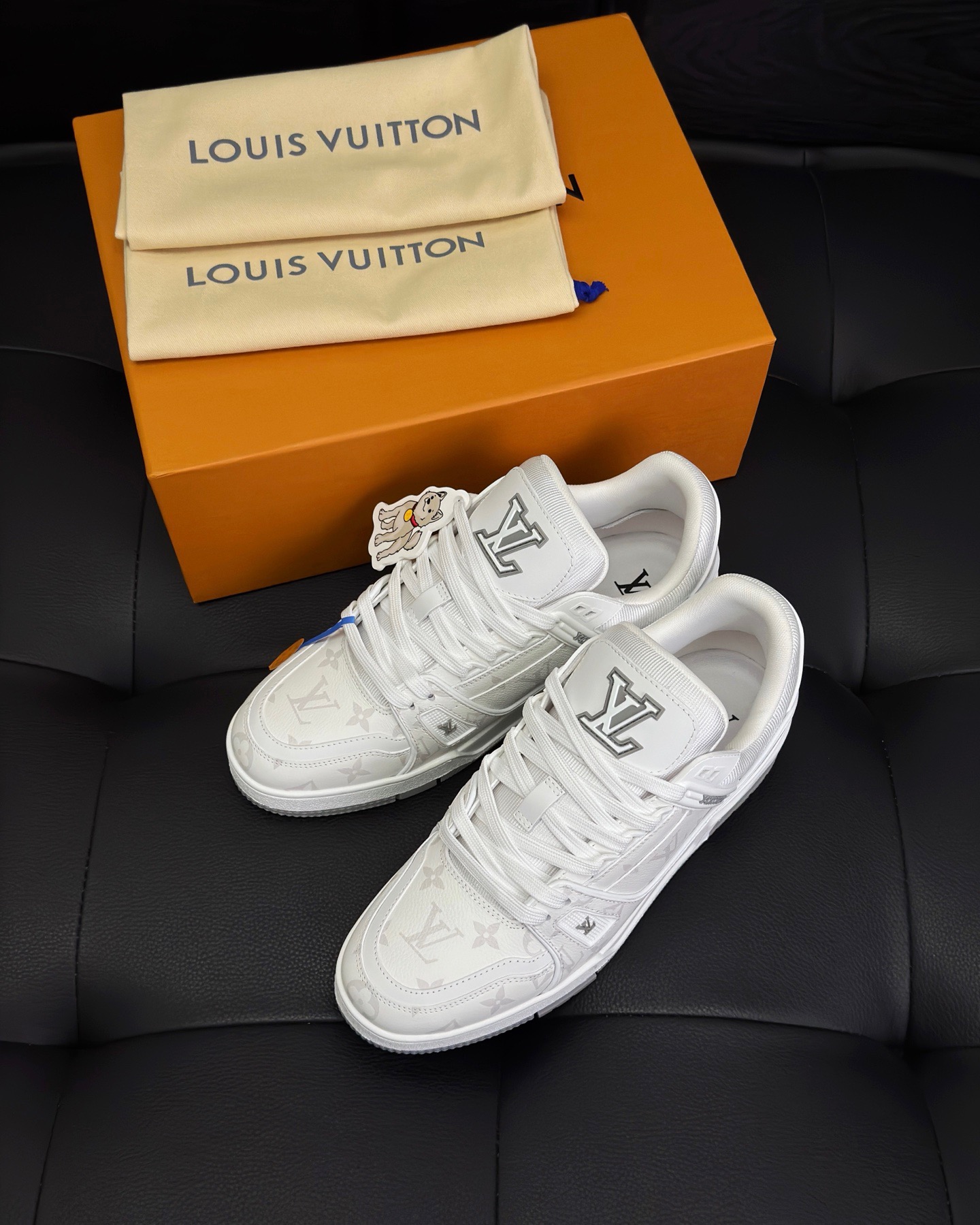 NO:744570,Louis Vuitton LV Trainer sneakers in white presbyopia. Grained calfskin decorated with presbyopic Monogram pattern. LV letters are integrated into the complex upper. Monogram printing is printed from light color to white leather surface, and the pigment is repeatedly adjusted. Rubber outsole is decorated with Monogram flowers. Size39 40 41 42 43 44 45,,louis vuitton,louis vuitton,sneakers,cowhide19860909路易威登LV Trainer 运动鞋白色老花 粒面小牛皮点缀老花Monogram图案 于繁复鞋面融入LV 字母,Monogram印花由浅色印入白色皮面,其中反复调试颜料 橡胶外底点缀 Monogram 花卉 Size39 40 41 42 43 44 45,,louis vuitton,louis vuitton,sneakers,cowhide,Men's shoes