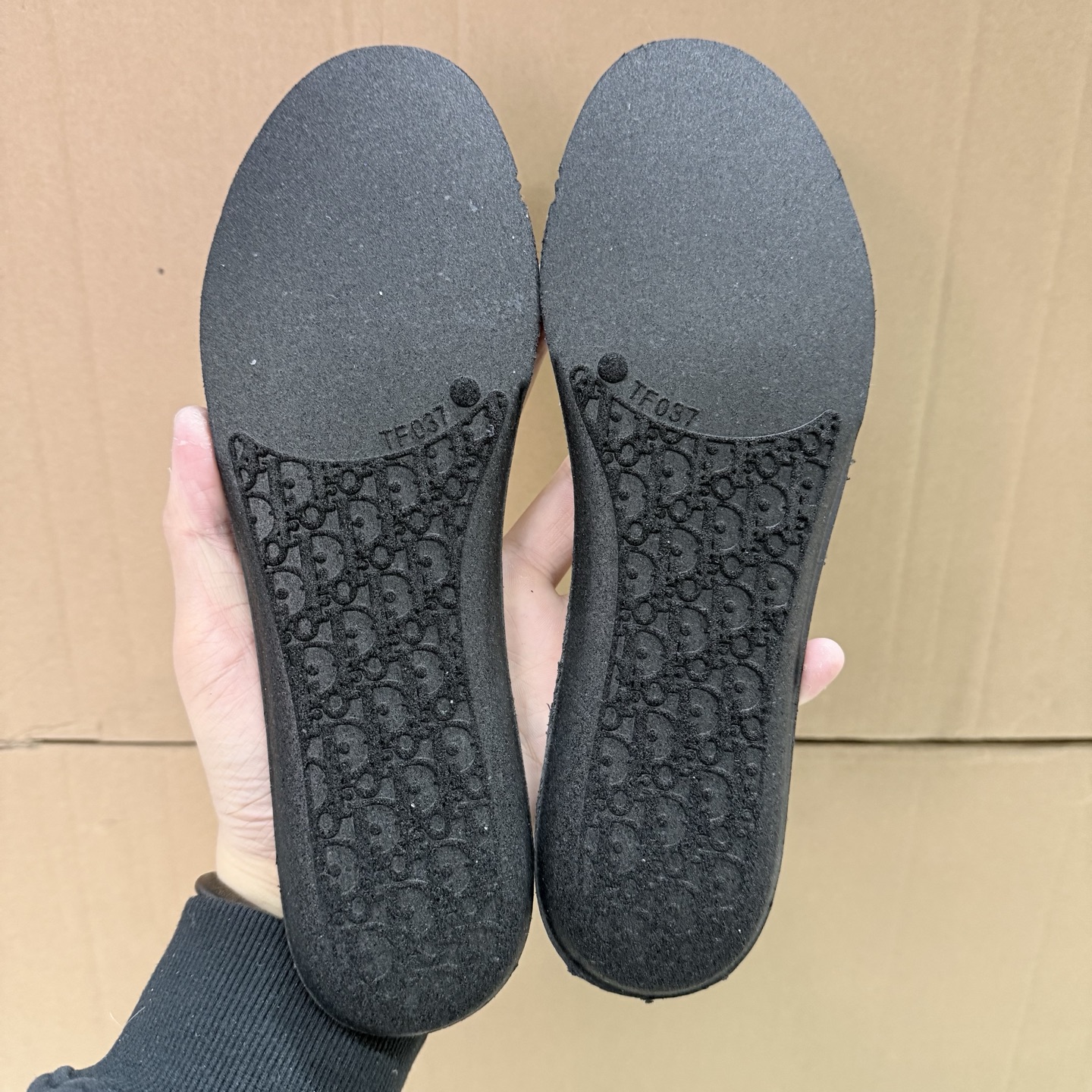 莞产精选代工厂原单品质🔥顶级复刻,秒杀全场,随意对比精修对版 原厂渠道货 💰480
DIOR迪奥 Chrono 黑色
广东私人订单 市面最巅峰产物
真正的原鞋拆解开发 进口原厂皮料
裸鞋贩子首选产品 区别市面其他垃圾
Size:36-46 无期限无理由退换货