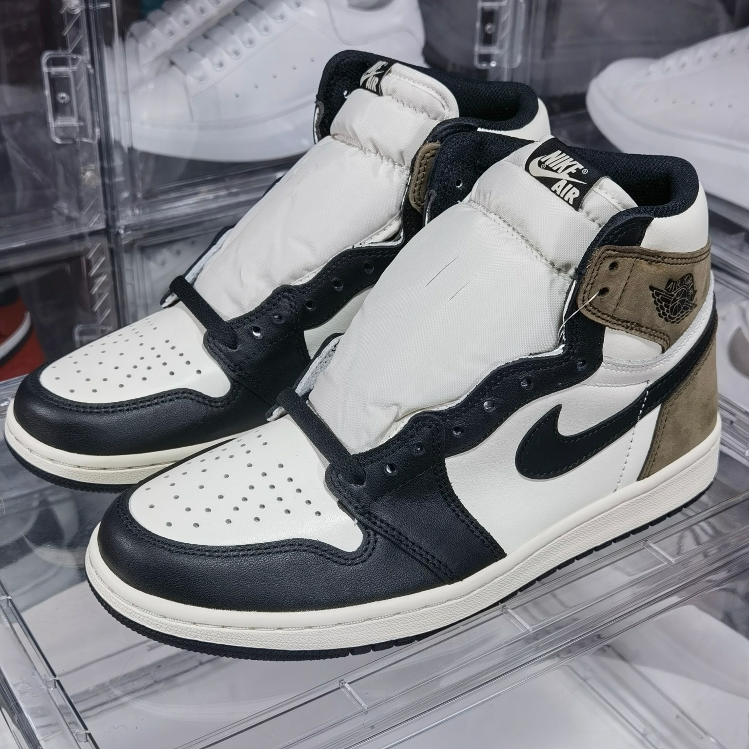 AJ1小倒钩尺码:40-48纯原版出品-AirJordan1DarkMochaAJ1小倒钩黑棕黑摩卡高帮