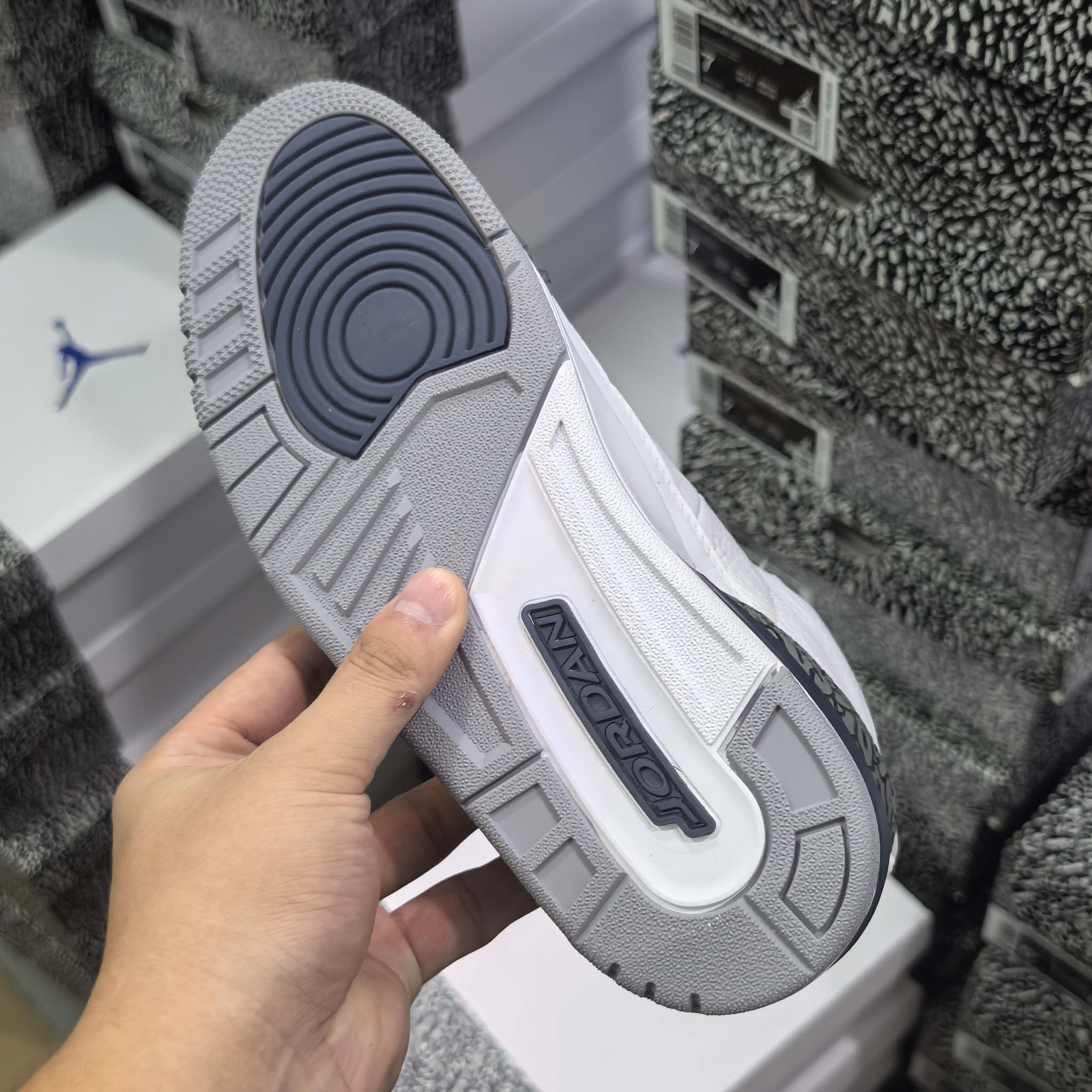 特价福利巅峰外贸AJ3全系列特价开闸 轰炸双11全头层皮品质 用料相当良心 品质如实拍无过多文案 直接猛